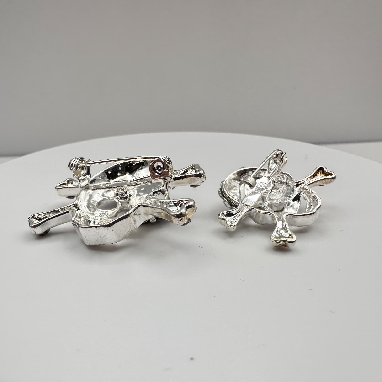 Vintage 90s Silver Tone Skull Brooch Pin Set Rhinestone Classic Fashion Jewelry - Thumbnail 11