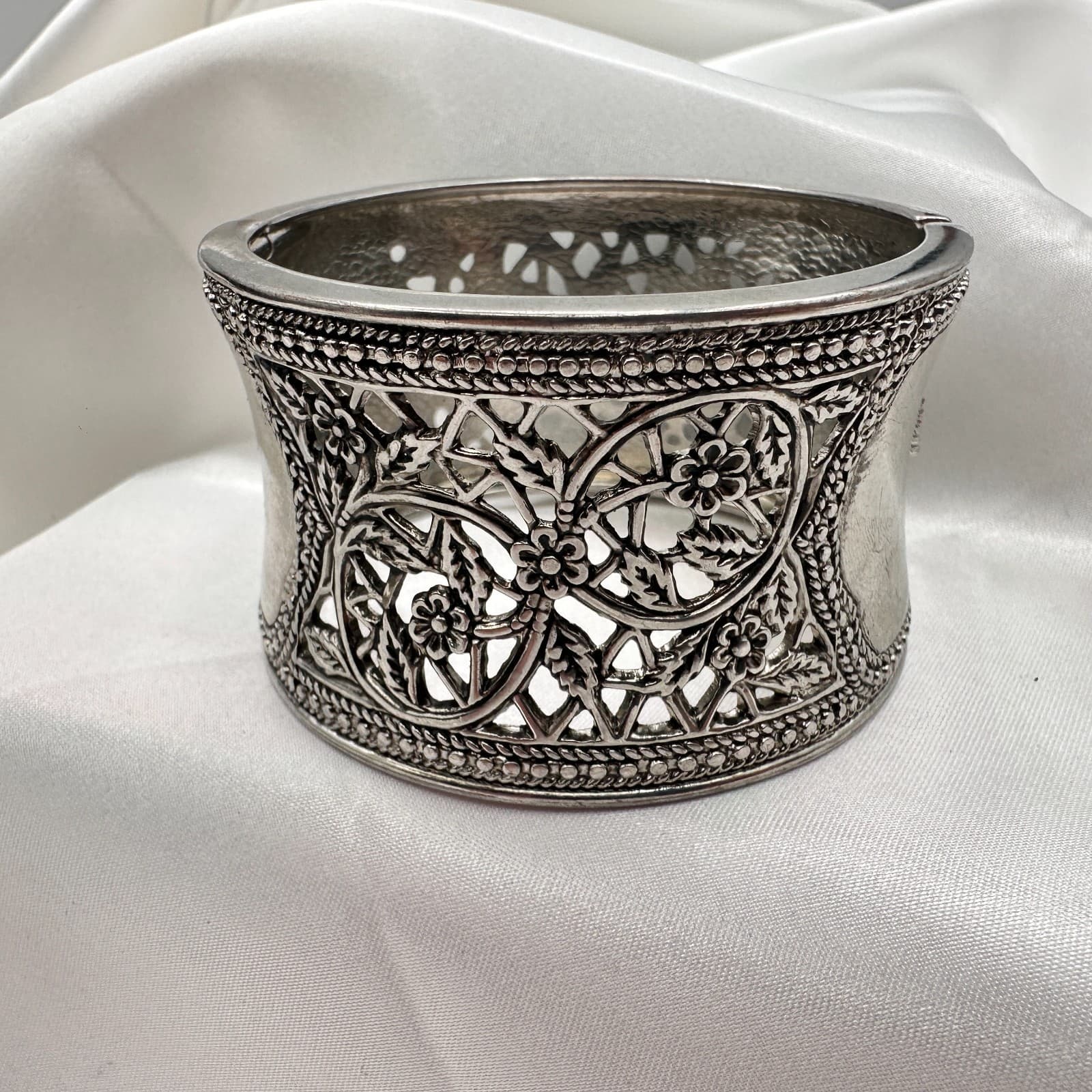 Vintage 90s Silver Tone Floral Wide Cuff Bracelet Women's Classic Jewelry - Thumbnail 2