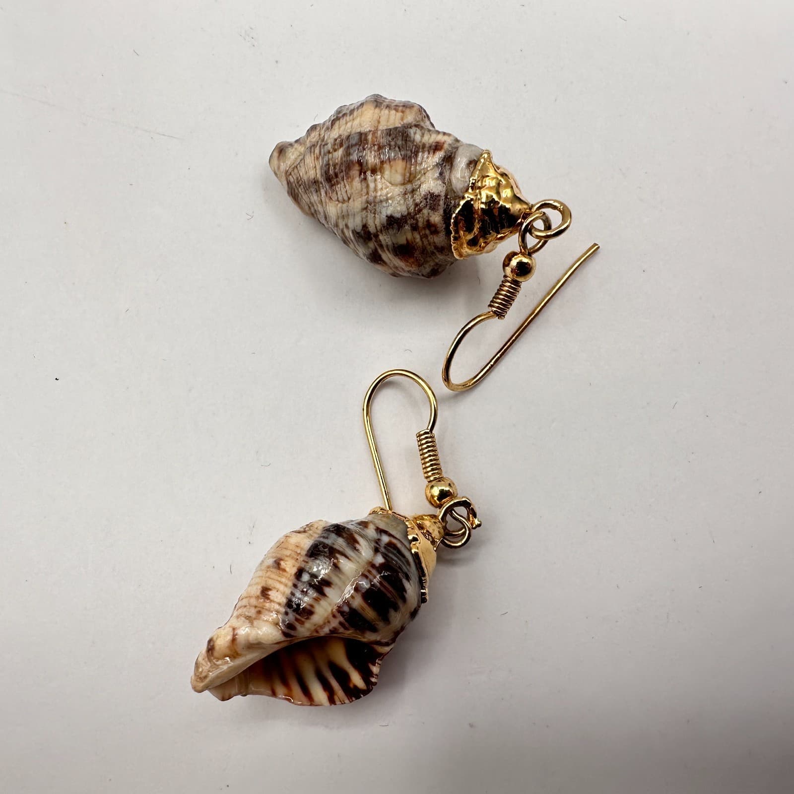Vintage 90s Sea Shell Dangle Earrings Set of 2 Gold Tone Boho Beach Jewelry - Thumbnail 8