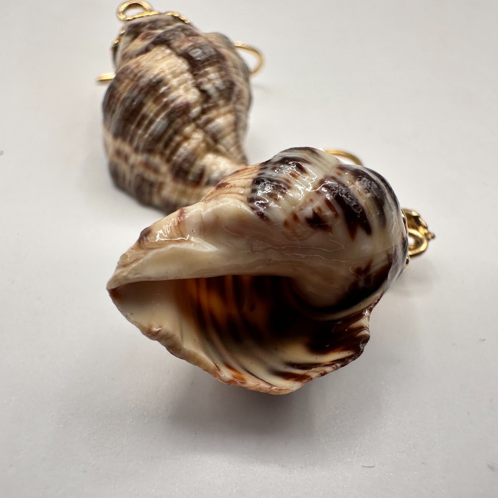 Vintage 90s Sea Shell Dangle Earrings Set of 2 Gold Tone Boho Beach Jewelry - Thumbnail 7