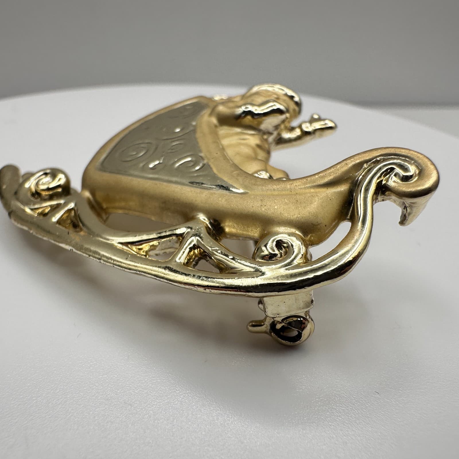 Vintage 90s Christmas Holiday Santa Sleigh Brooch Pin Gold Tone Women's Jewelry - Thumbnail 3