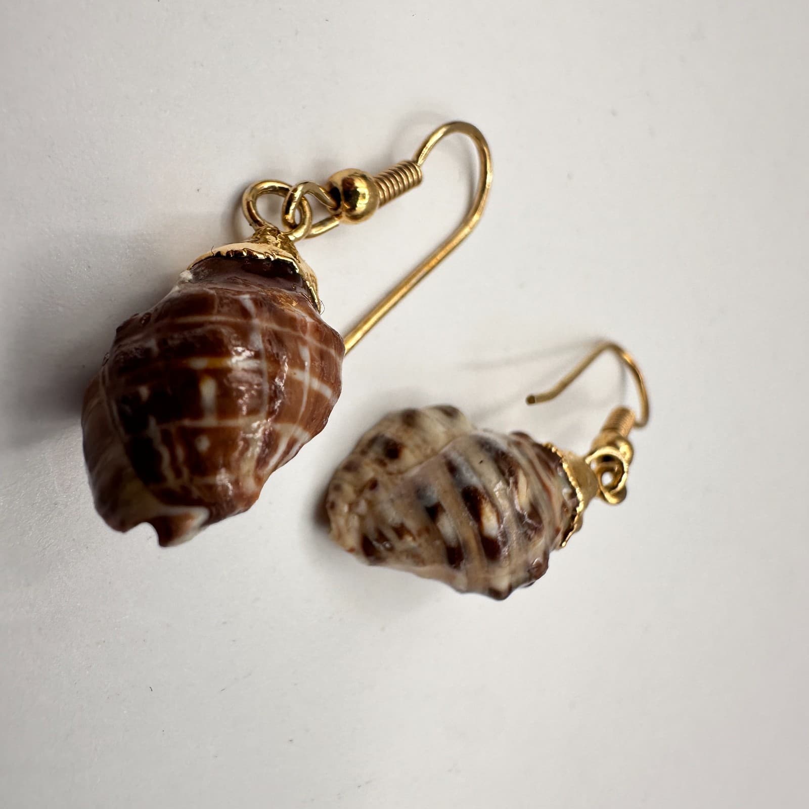 Vintage 90s Sea Shell Dangle Earrings Set of 2 Gold Tone Boho Beach Jewelry - Thumbnail 3