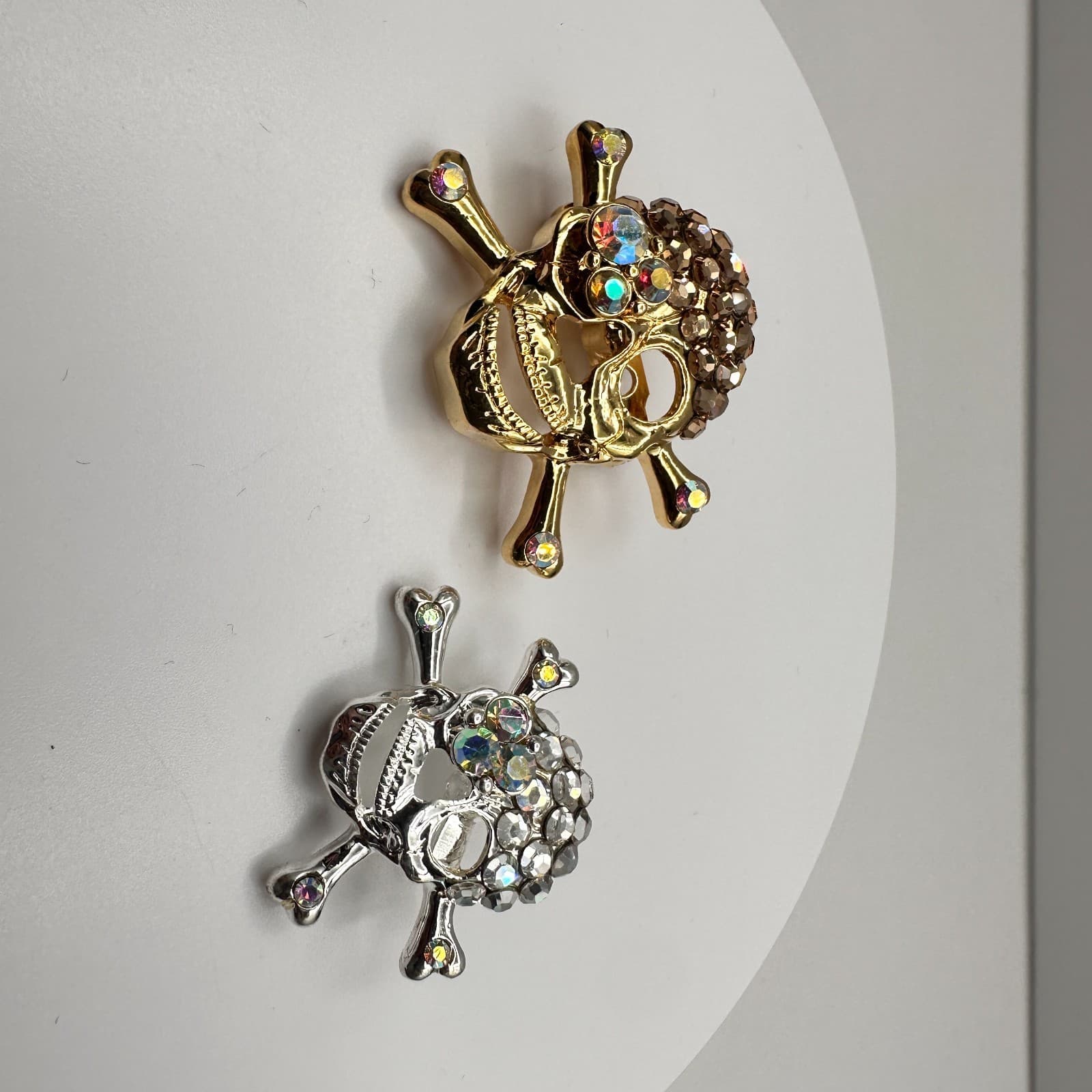 Vintage 90s Skull & Crossbones Gold Silver Rhinestone Charm Brooch Pin Jewelry - Image 1