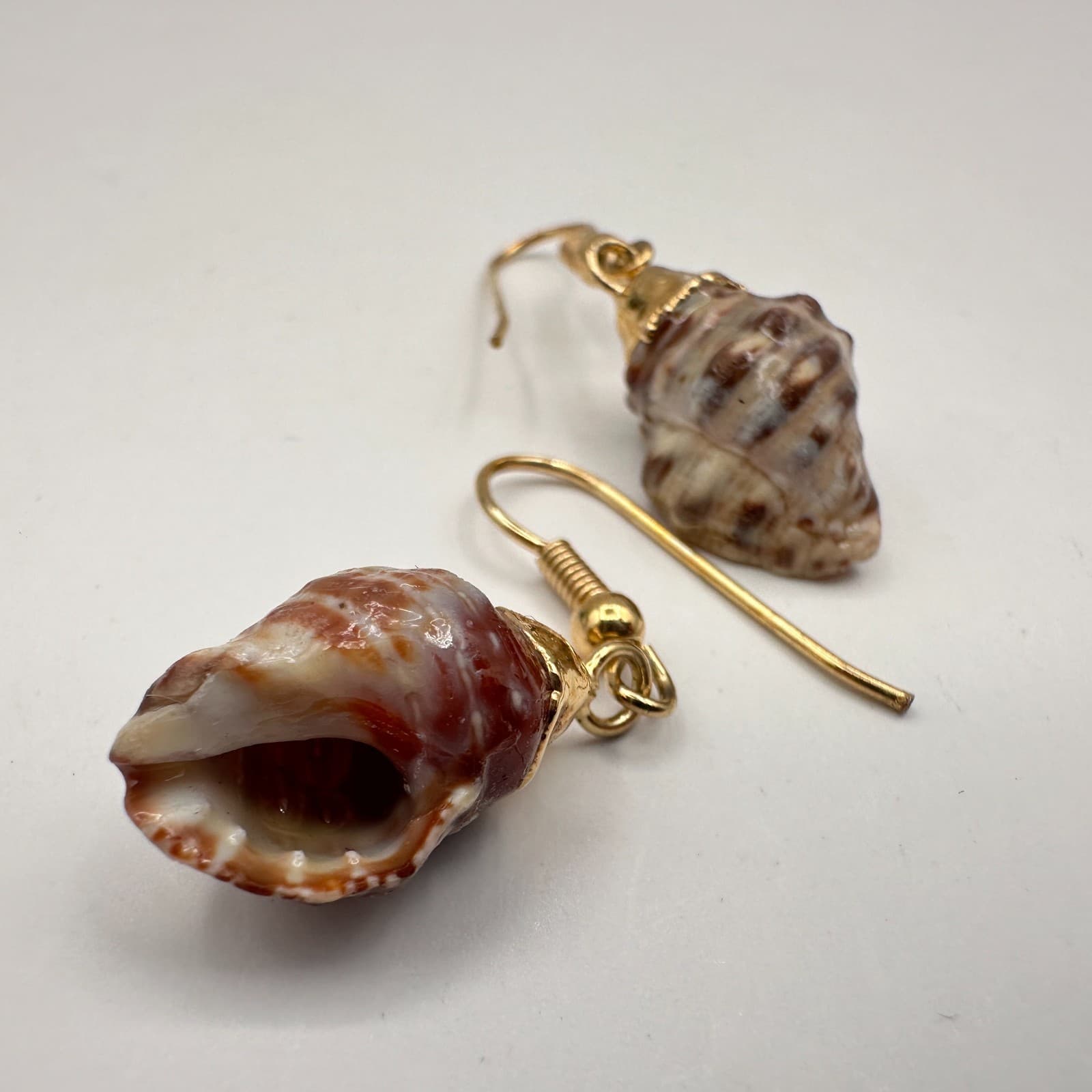 Vintage 90s Sea Shell Dangle Earrings Set of 2 Gold Tone Boho Beach Jewelry - Thumbnail 5