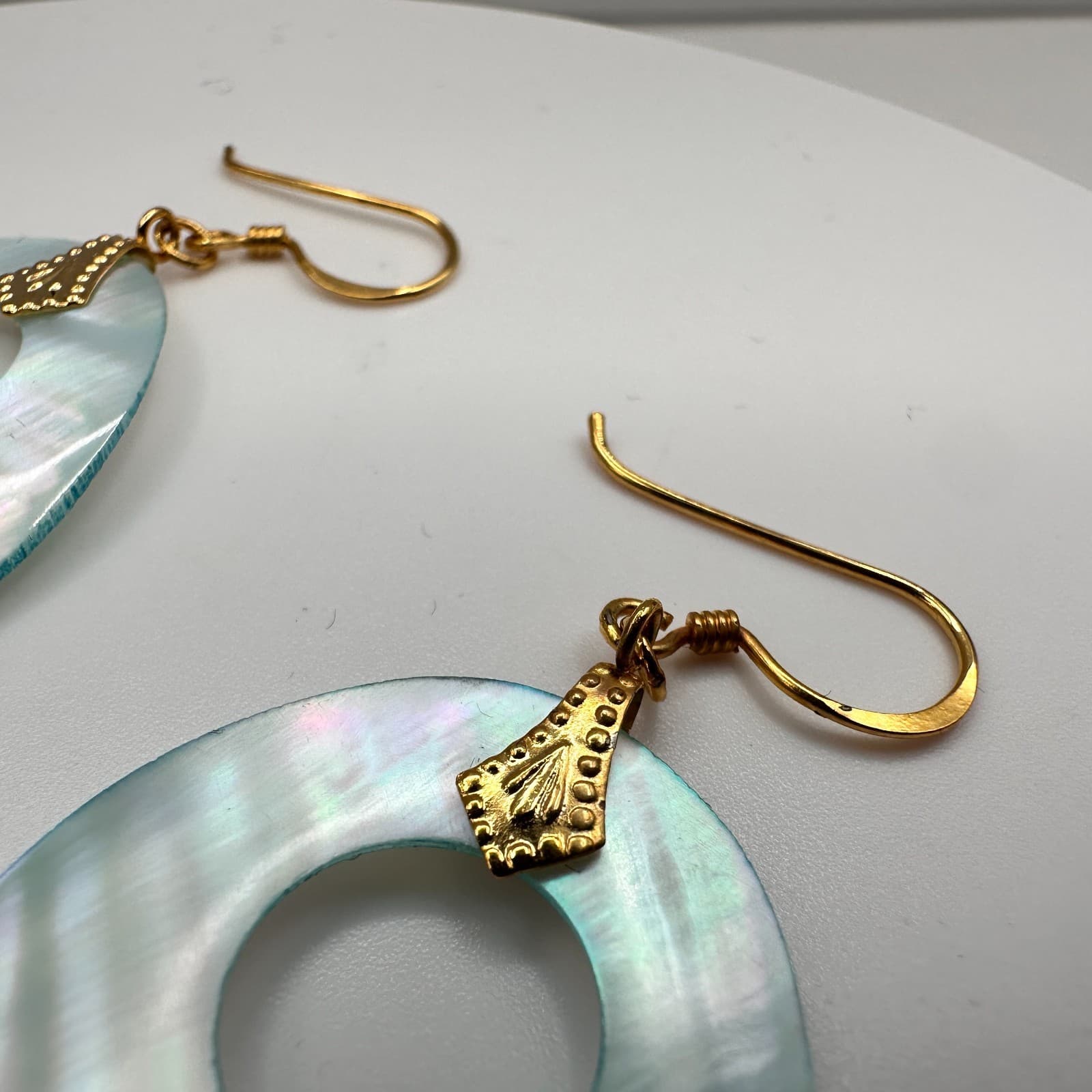 Vintage 90s Mother of Pearl Oval Dangle Earrings Gold Tone Women's Jewelry - Thumbnail 4