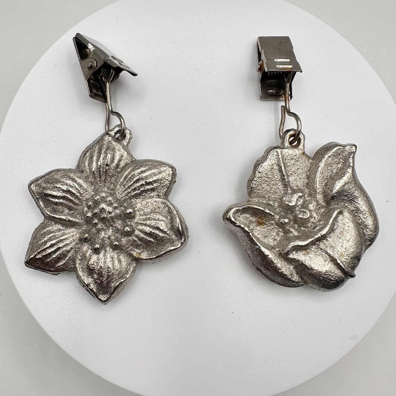 Vintage 90s Silver Tone Flower Tablecloth Weights Clips Clamps Earrings Jewelry - Thumbnail 2