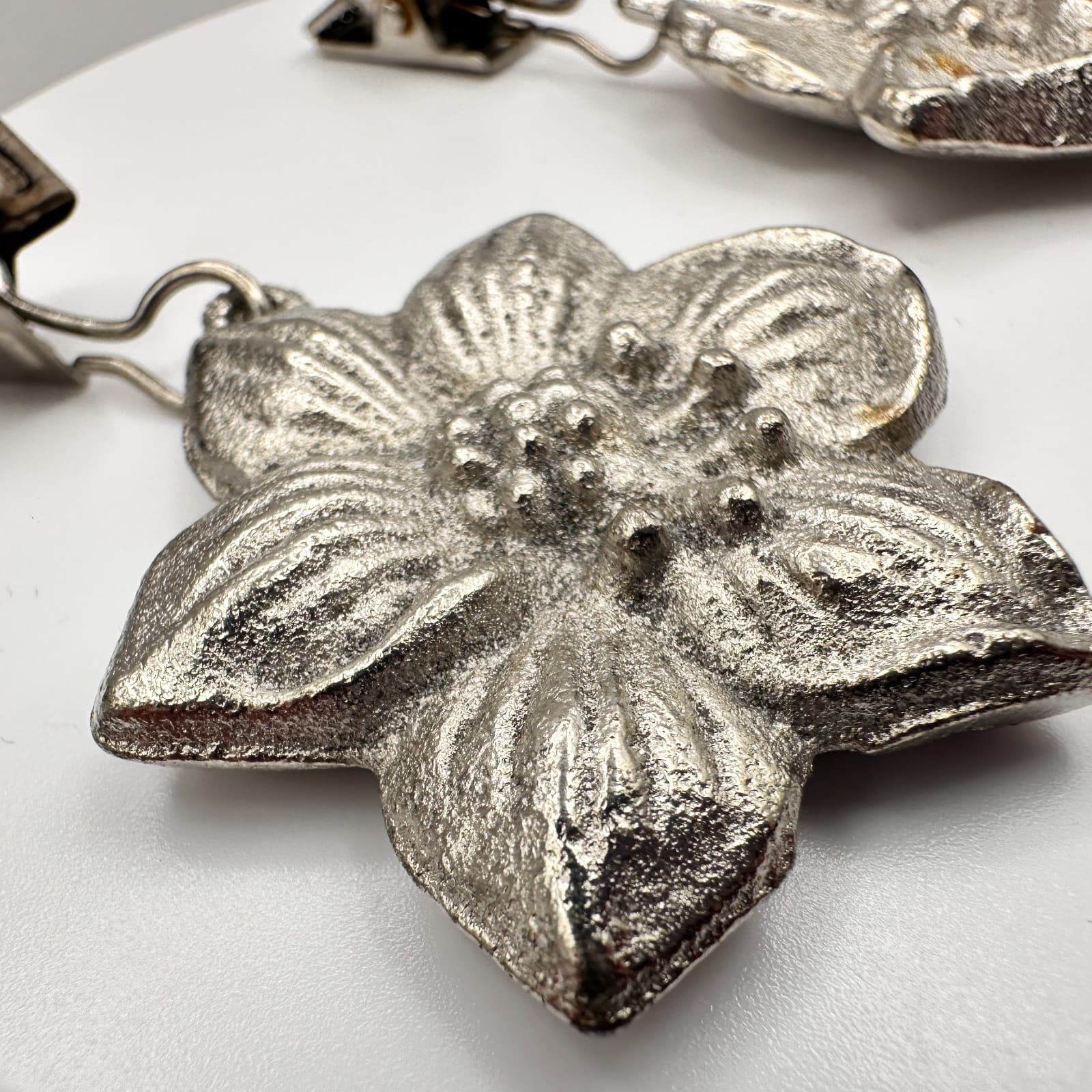 Vintage 90s Silver Tone Flower Tablecloth Weights Clips Clamps Earrings Jewelry - Thumbnail 3
