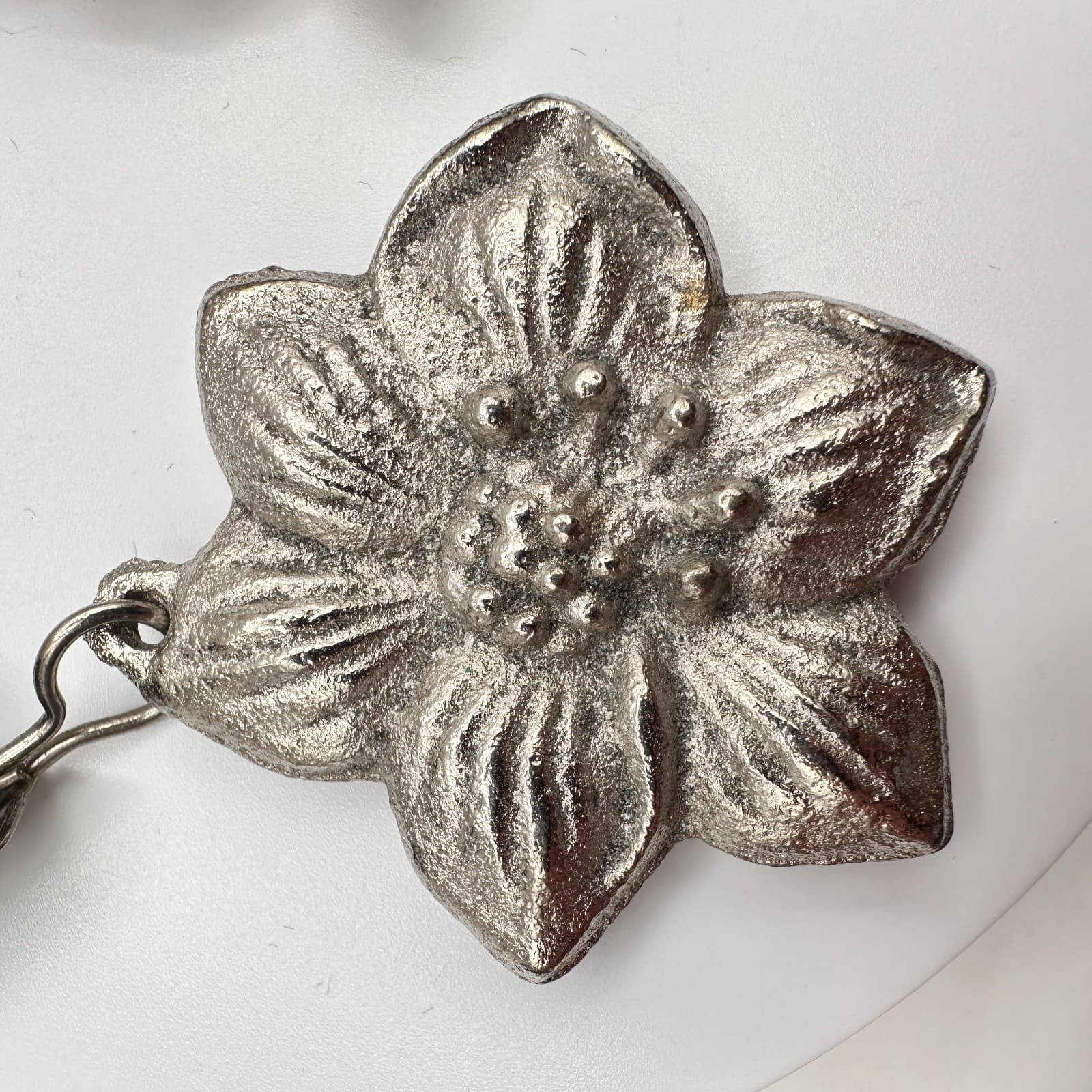 Vintage 90s Silver Tone Flower Tablecloth Weights Clips Clamps Earrings Jewelry - Thumbnail 5