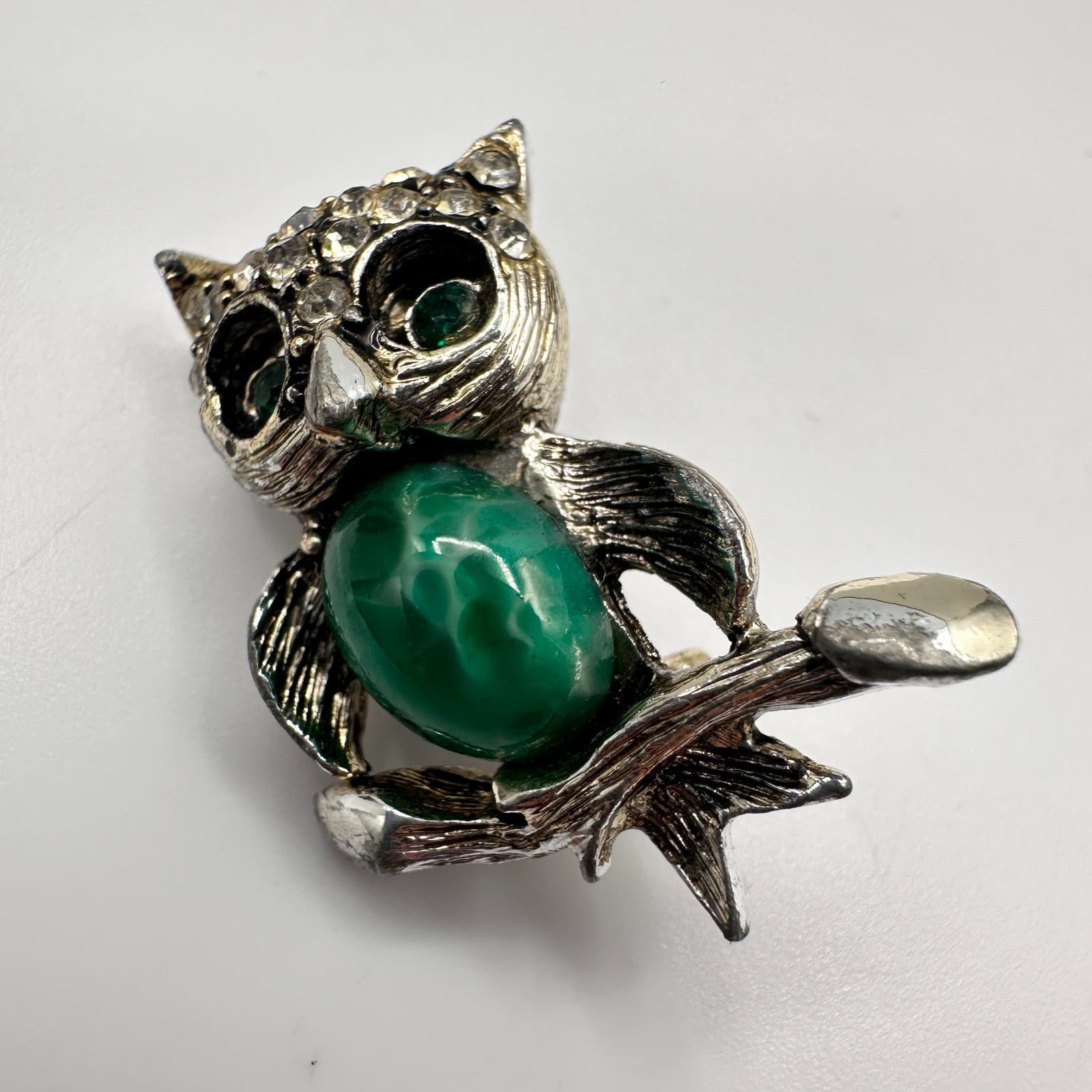 Vintage 80s Silver Tone Owl Brooch Green Stone Crystal Rhinestone Bird Jewelry - Thumbnail 2