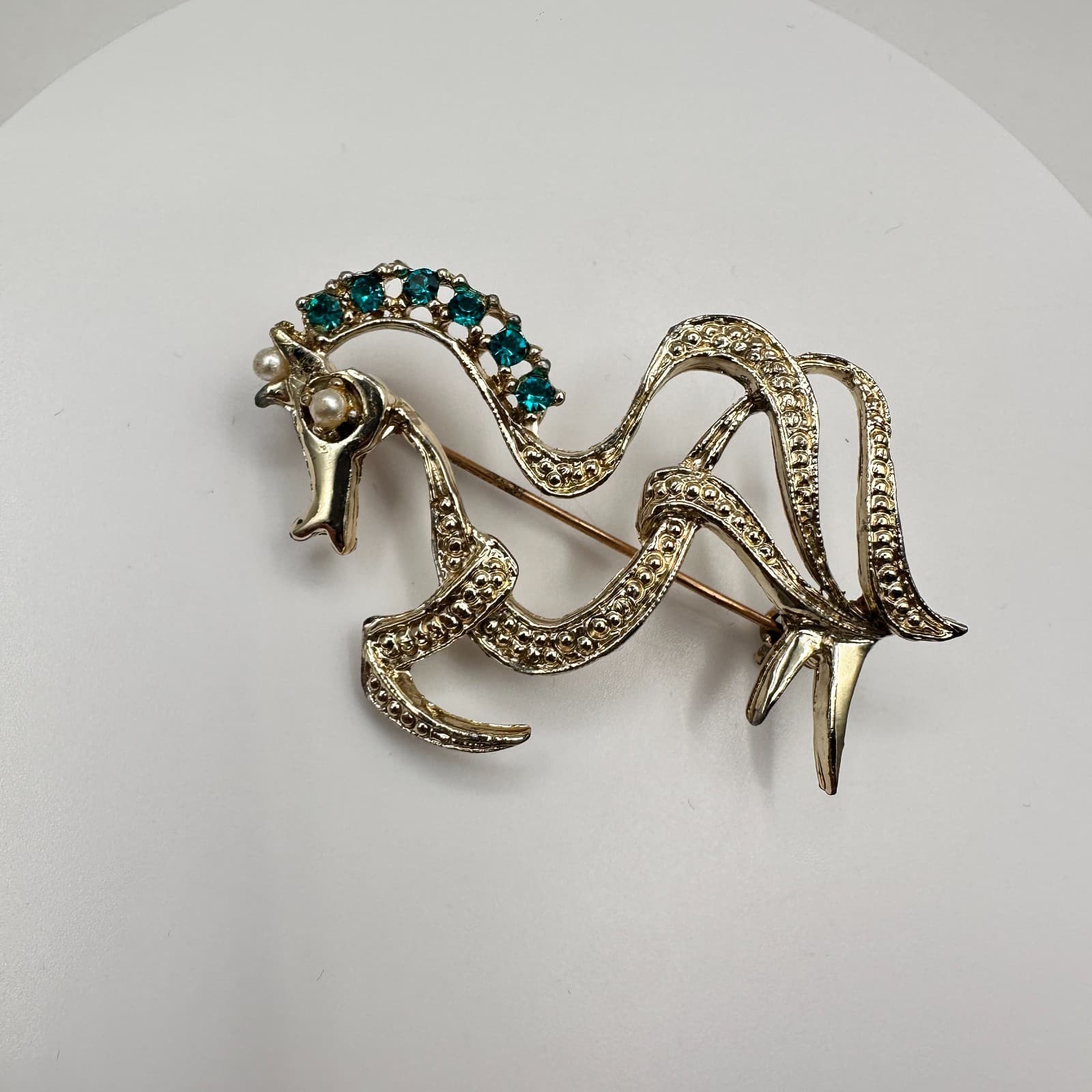 Vintage 80s Gold Tone Horse Brooch Pin Green Rhinestone Faux Pearl Eye Jewelry - Image 1
