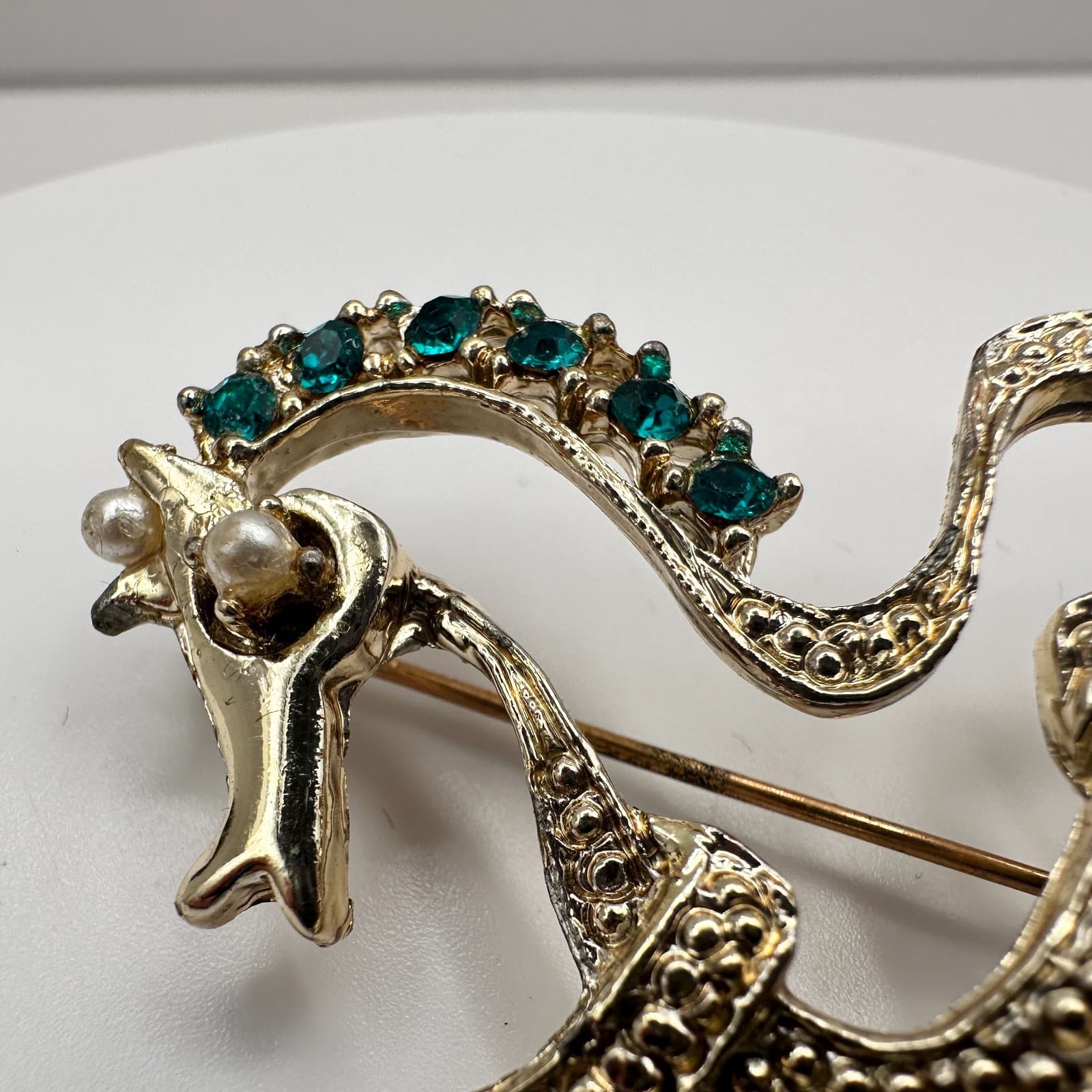 Vintage 80s Gold Tone Horse Brooch Pin Green Rhinestone Faux Pearl Eye Jewelry - Thumbnail 4