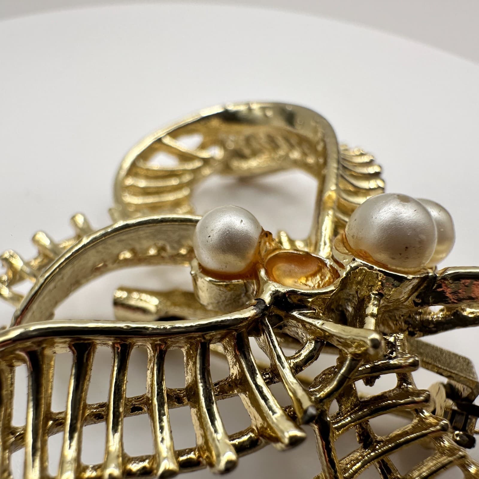 Vintage 80s Gold Tone Faux Pearl Bow Brooch Pin Ribbon Woven Knotwork Jewelry - Thumbnail 5