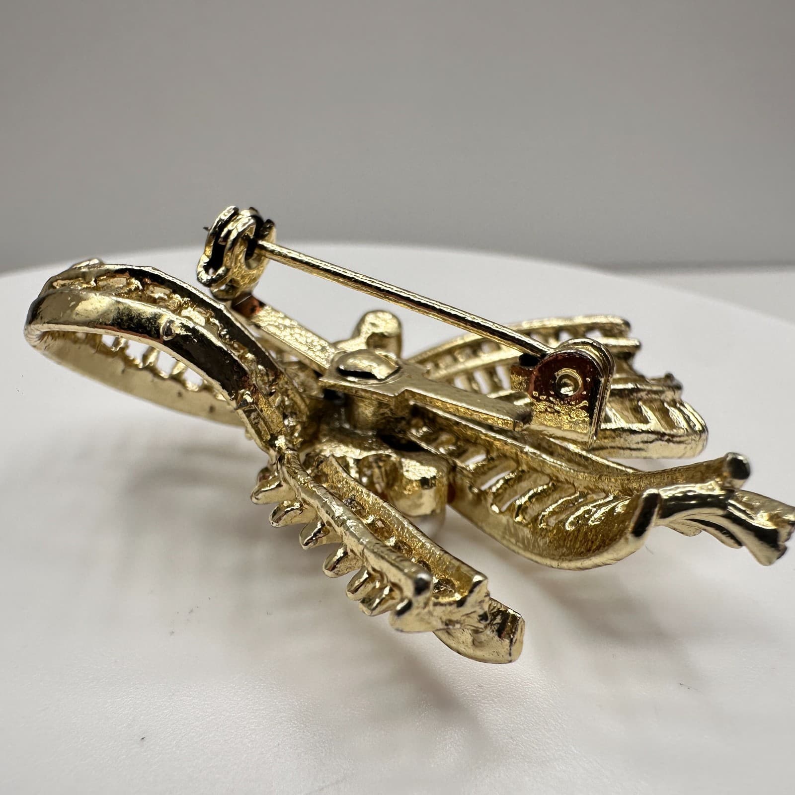 Vintage 80s Gold Tone Faux Pearl Bow Brooch Pin Ribbon Woven Knotwork Jewelry - Thumbnail 6