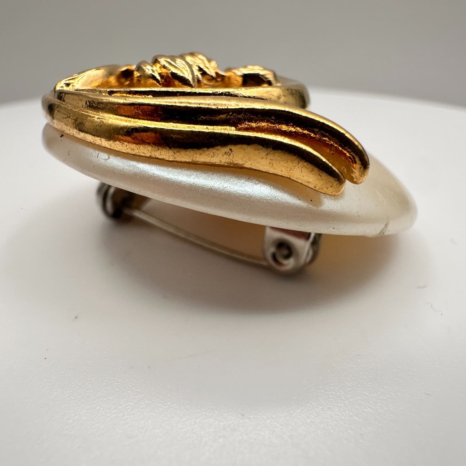 Vintage 90s Faux Pearl Gold Tone Plume Button Pin Brooch Art Nouveau Jewelry - Thumbnail 4