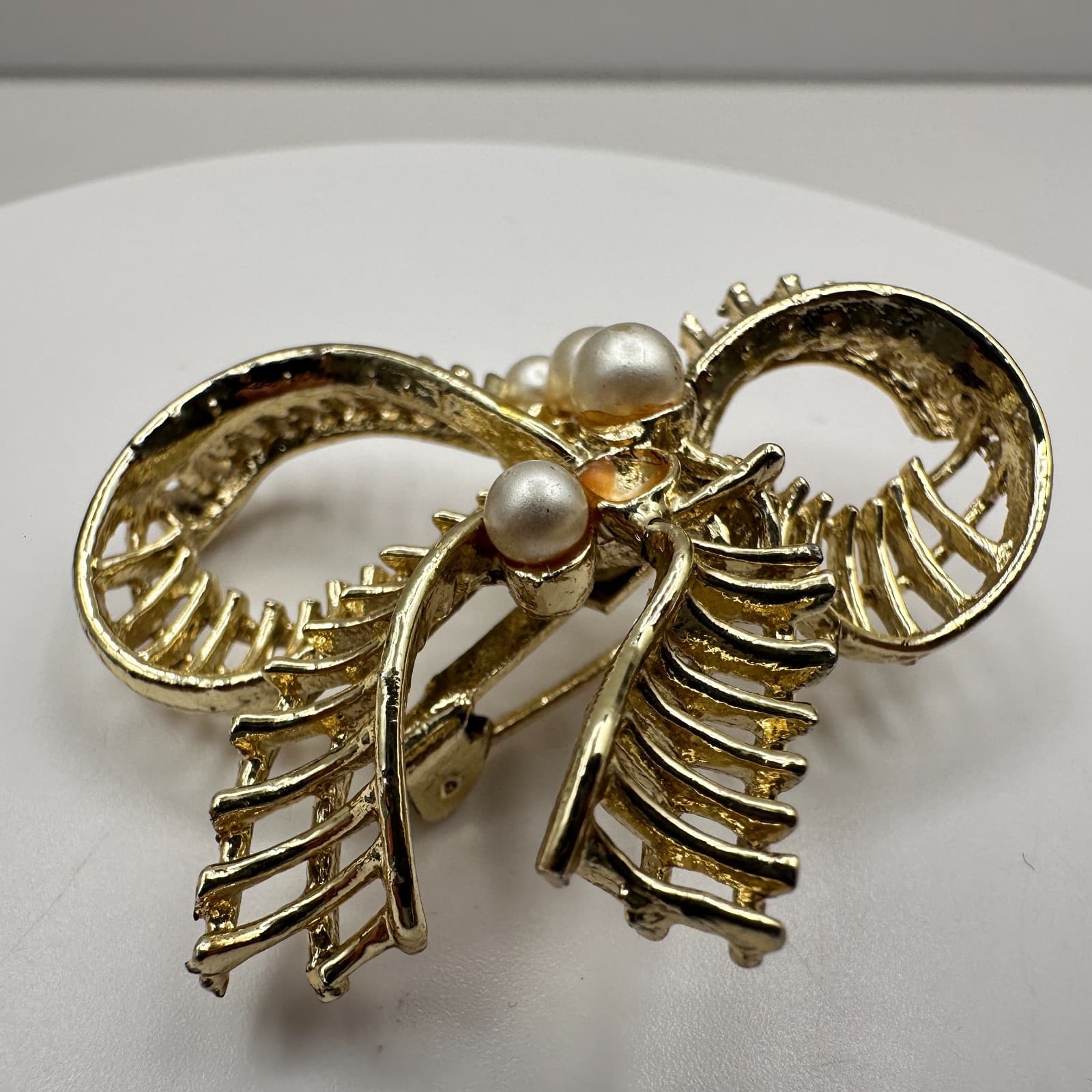 Vintage 80s Gold Tone Faux Pearl Bow Brooch Pin Ribbon Woven Knotwork Jewelry - Thumbnail 3