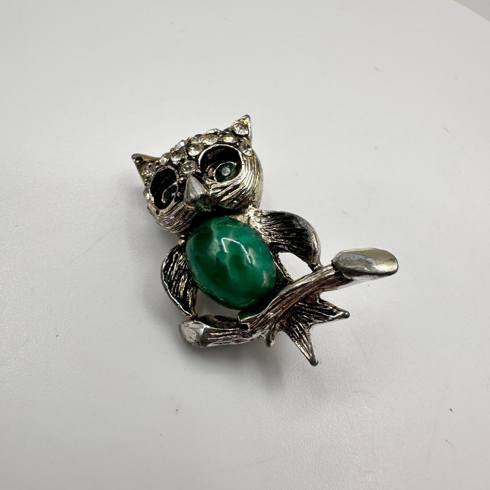 Vintage 80s Silver Tone Owl Brooch Green Stone Crystal Rhinestone Bird Jewelry - Image 1