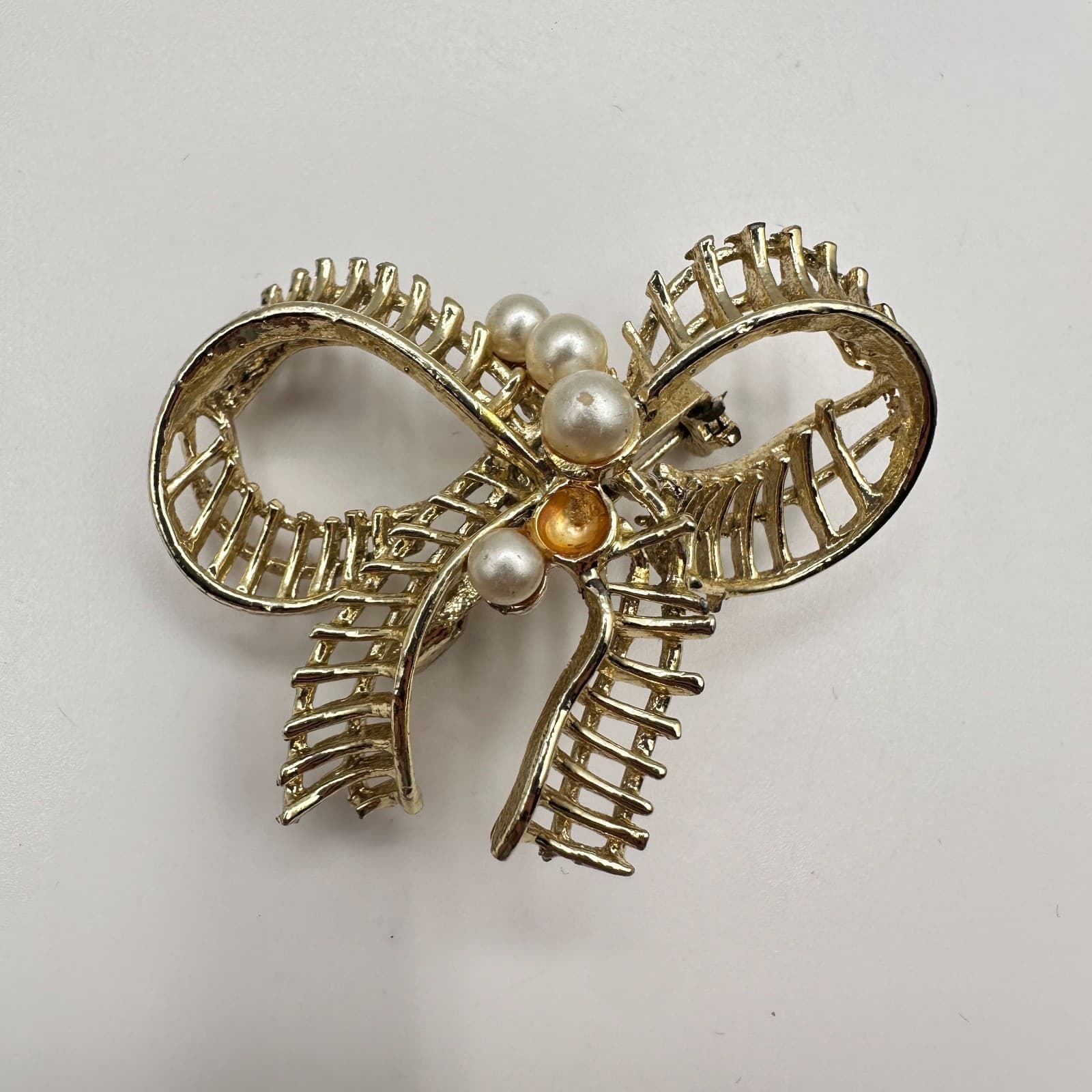 Vintage 80s Gold Tone Faux Pearl Bow Brooch Pin Ribbon Woven Knotwork Jewelry - Thumbnail 2