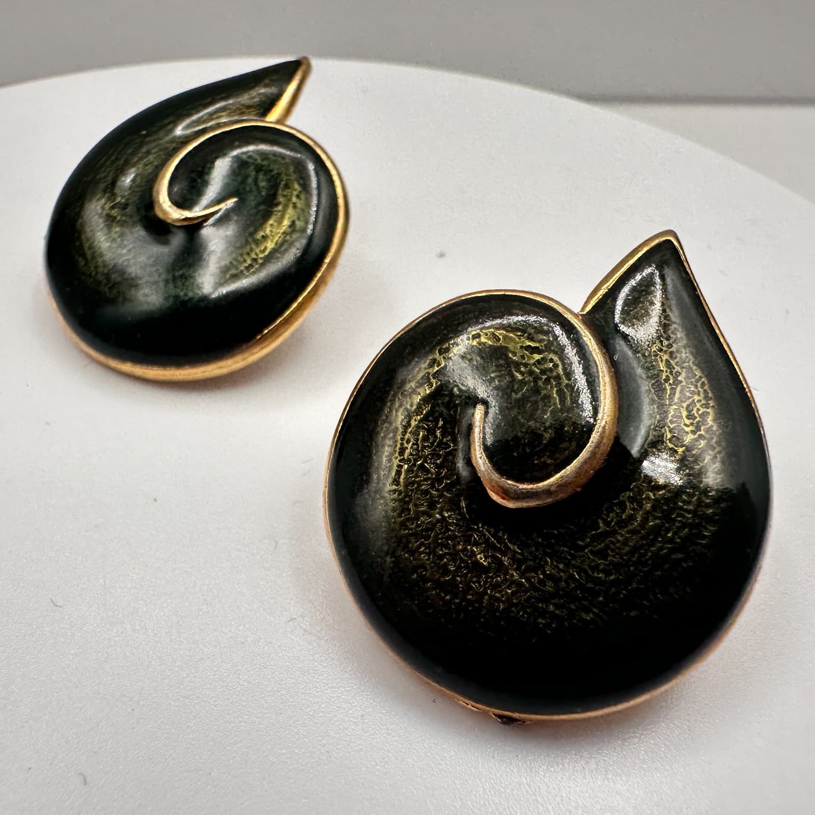 Vintage 80s Black Enamel Gold Tone Swirl Seashell Pierced Stud Earrings Jewelry - Thumbnail 3