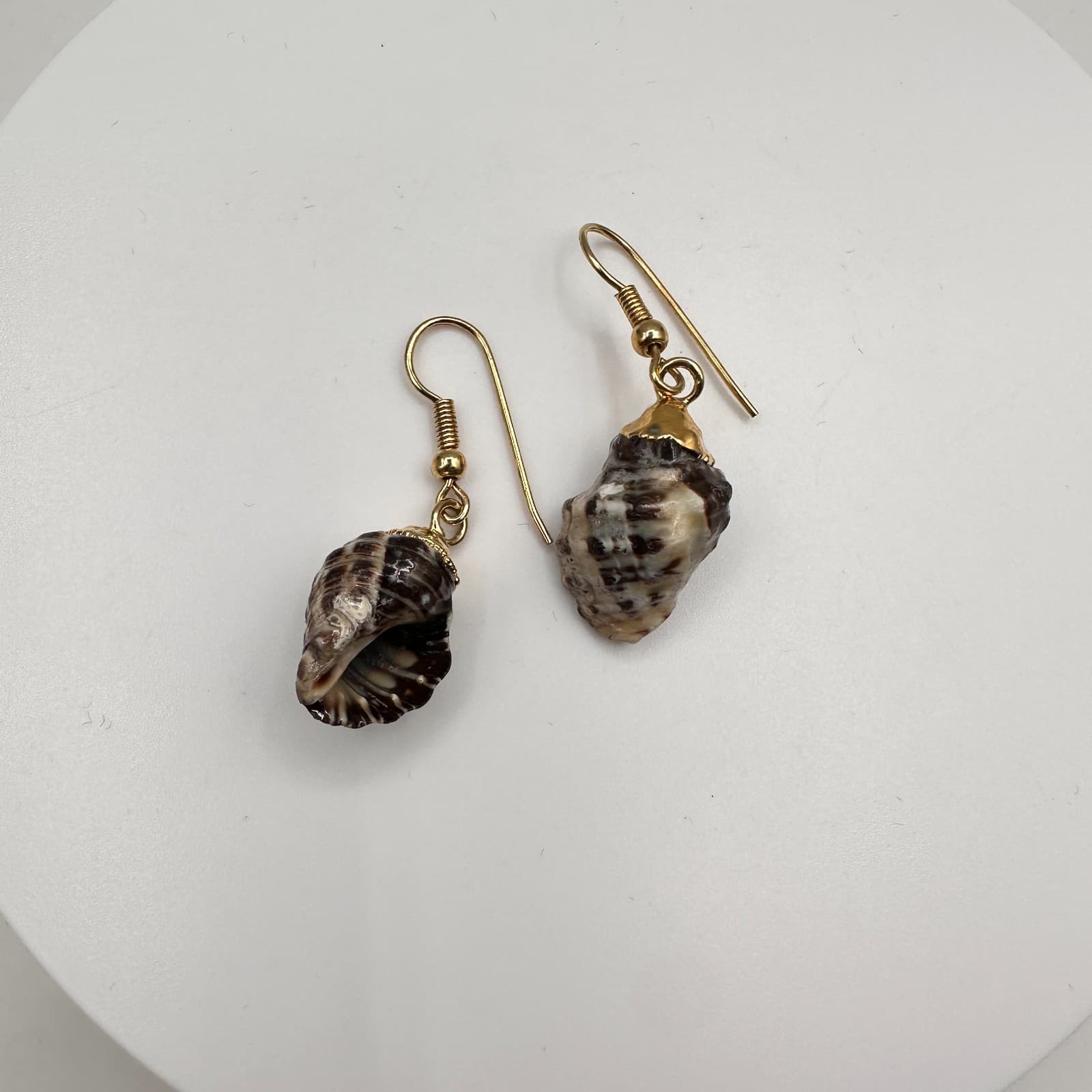 Vintage 90s Natural Sea Shell Dangle Earrings Gold Tone Beach Women's Jewelry - Image 1