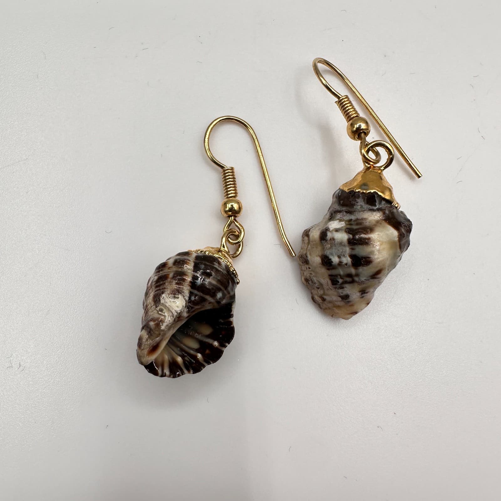 Vintage 90s Natural Sea Shell Dangle Earrings Gold Tone Beach Women's Jewelry - Thumbnail 2