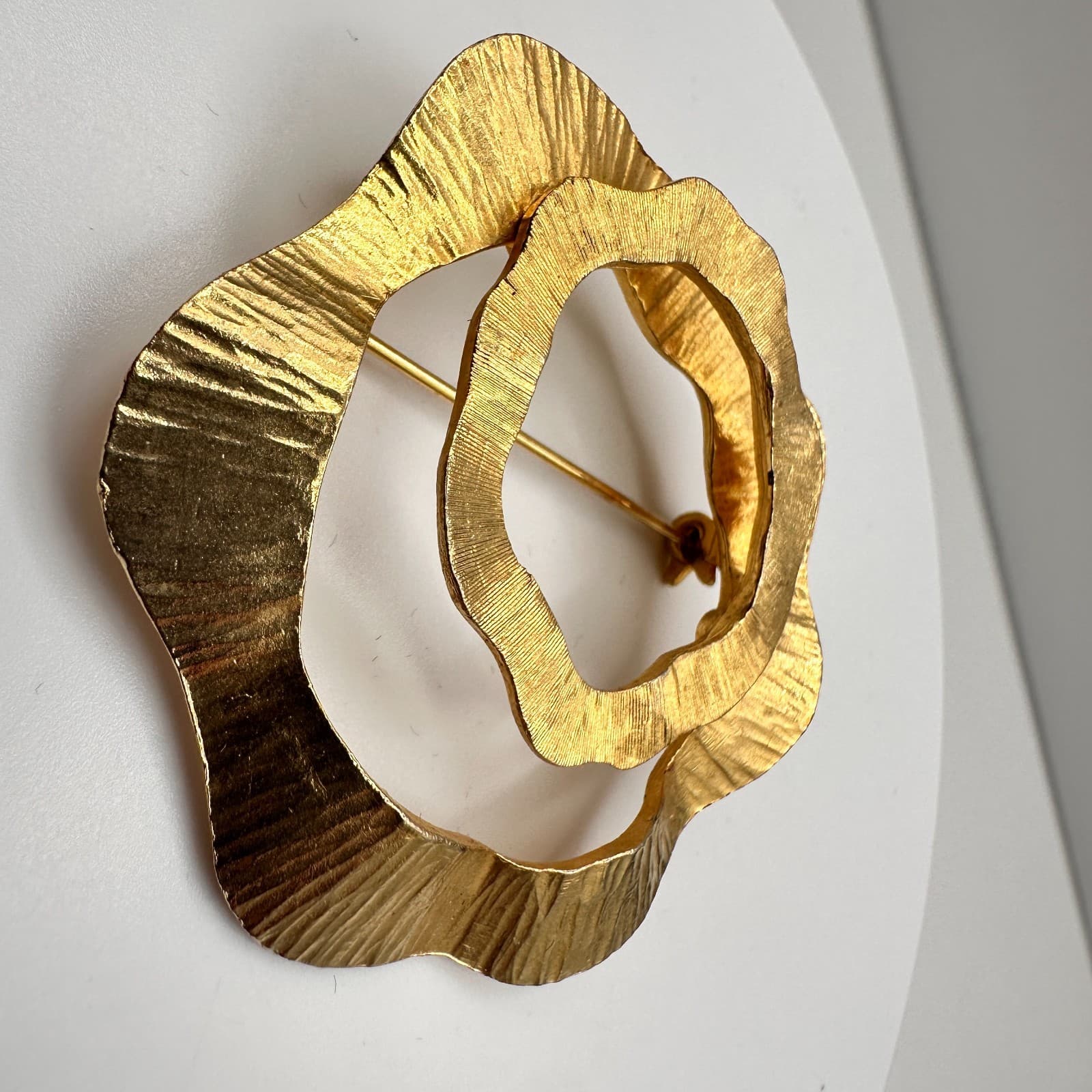 Vintage 80s Gold Tone Abstract Wavy Circle Brooch Pin Textured Double Layer - Thumbnail 4