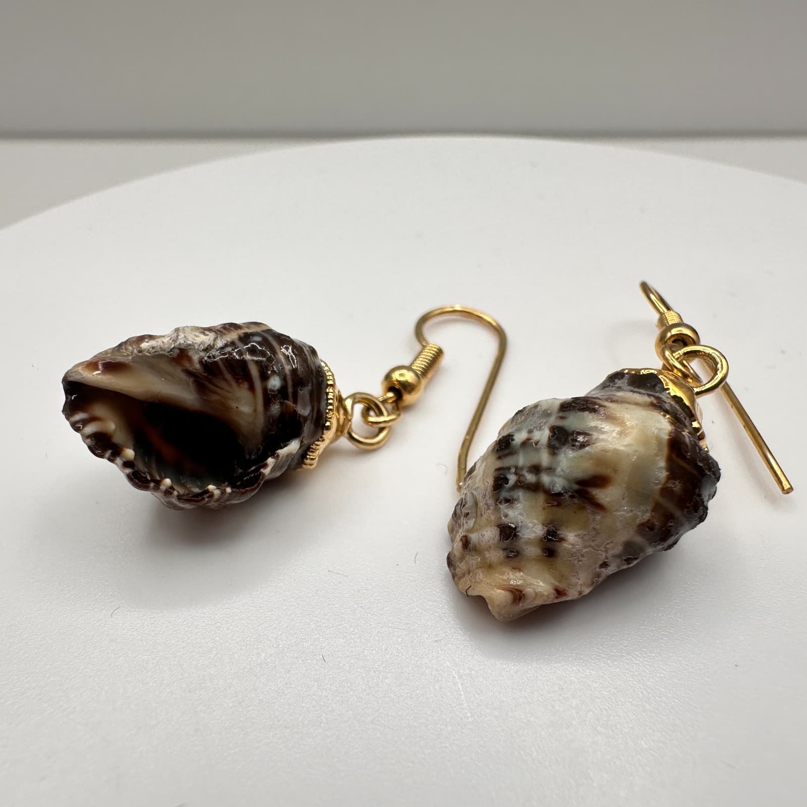Vintage 90s Natural Sea Shell Dangle Earrings Gold Tone Beach Women's Jewelry - Thumbnail 3