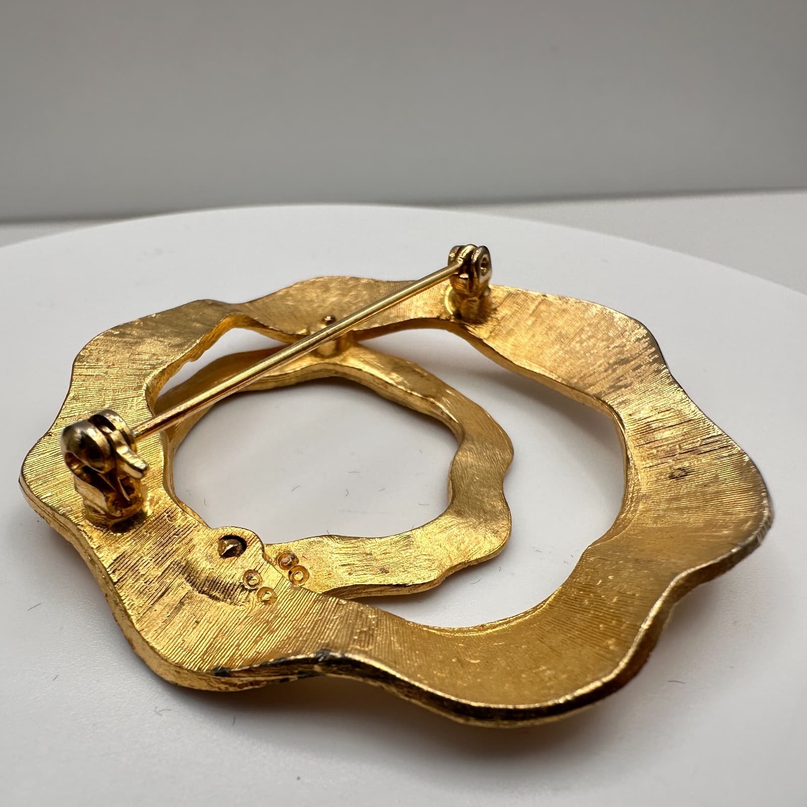 Vintage 80s Gold Tone Abstract Wavy Circle Brooch Pin Textured Double Layer - Thumbnail 5