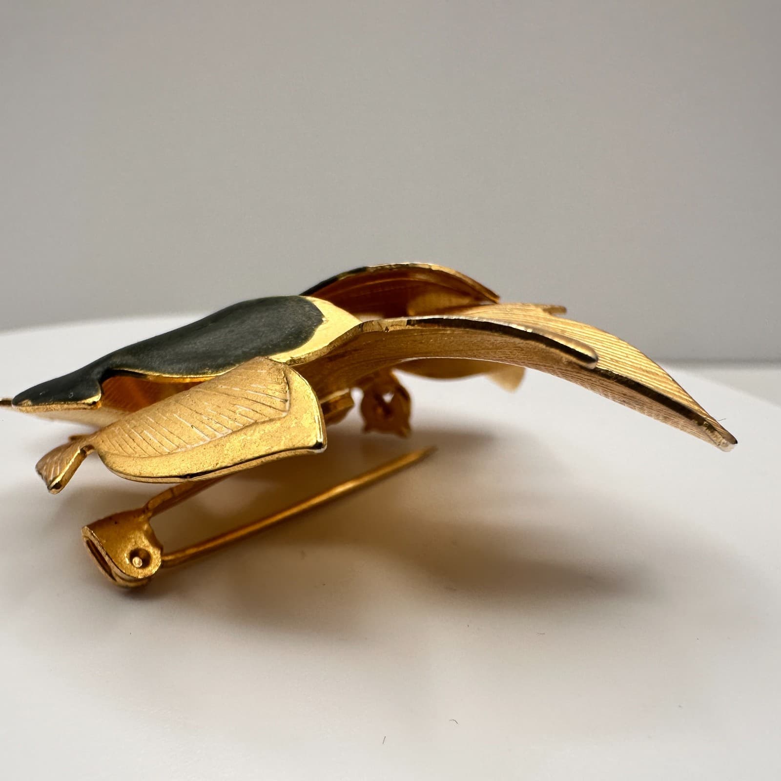 Vintage 80s Gold Tone Brutalist Leaf Textured Brooch Pin Statement Jewelry - Thumbnail 5