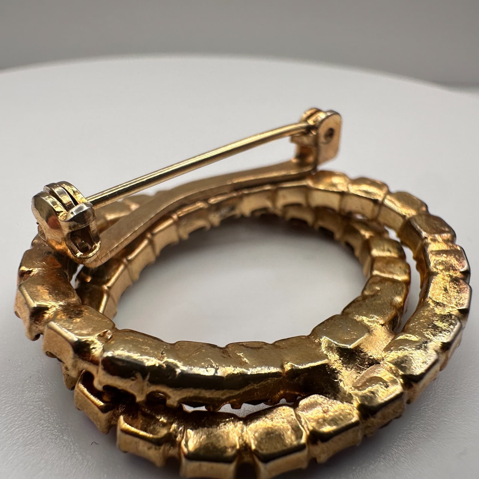 Vintage 80s Aurora Borealis Brown Rhinestone Circle Brooch Gold Tone Jewelry - Thumbnail 6