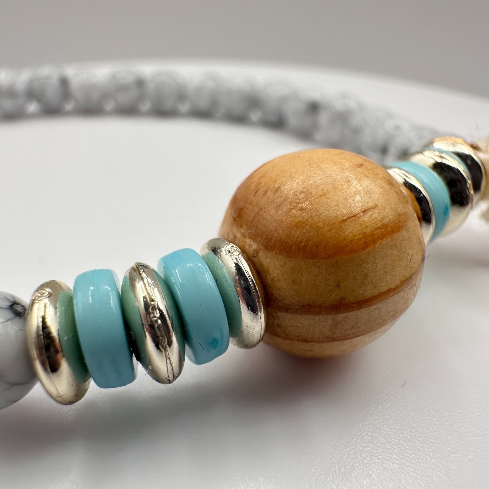 Vintage 90s White Howlite Beaded Bracelet Tassel Wooden Women's Classic Jewelry - Thumbnail 5