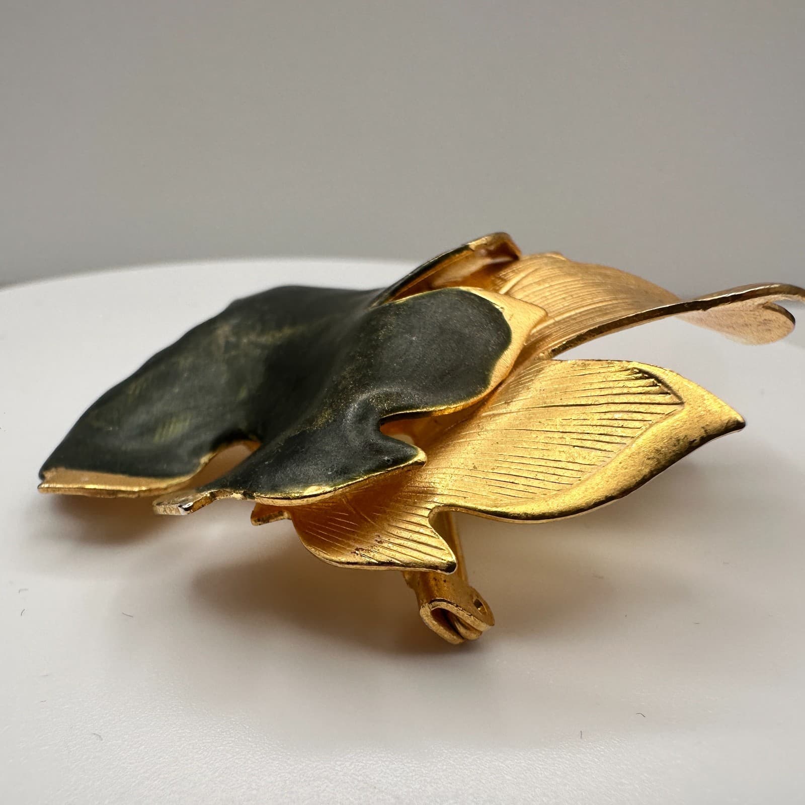 Vintage 80s Gold Tone Brutalist Leaf Textured Brooch Pin Statement Jewelry - Thumbnail 4