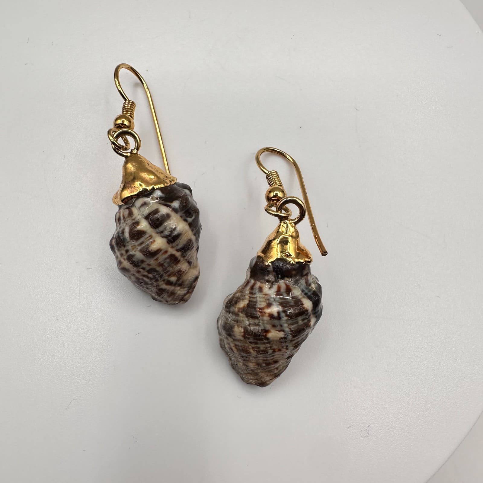 Vintage 90s Sea Shell Dangle Earrings Gold Tone Beach Women's Classic Jewelry - Image 1