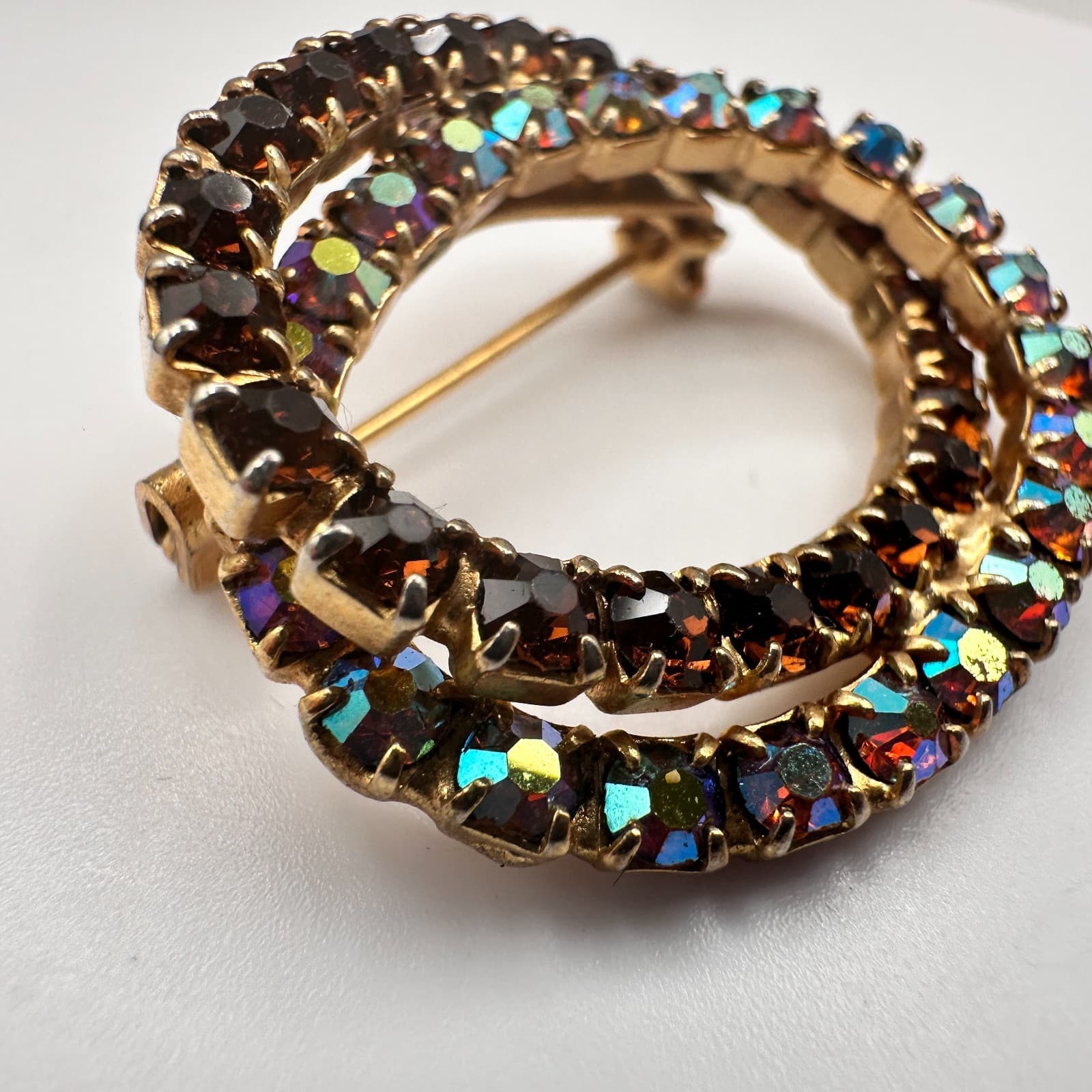 Vintage 80s Aurora Borealis Brown Rhinestone Circle Brooch Gold Tone Jewelry - Thumbnail 4