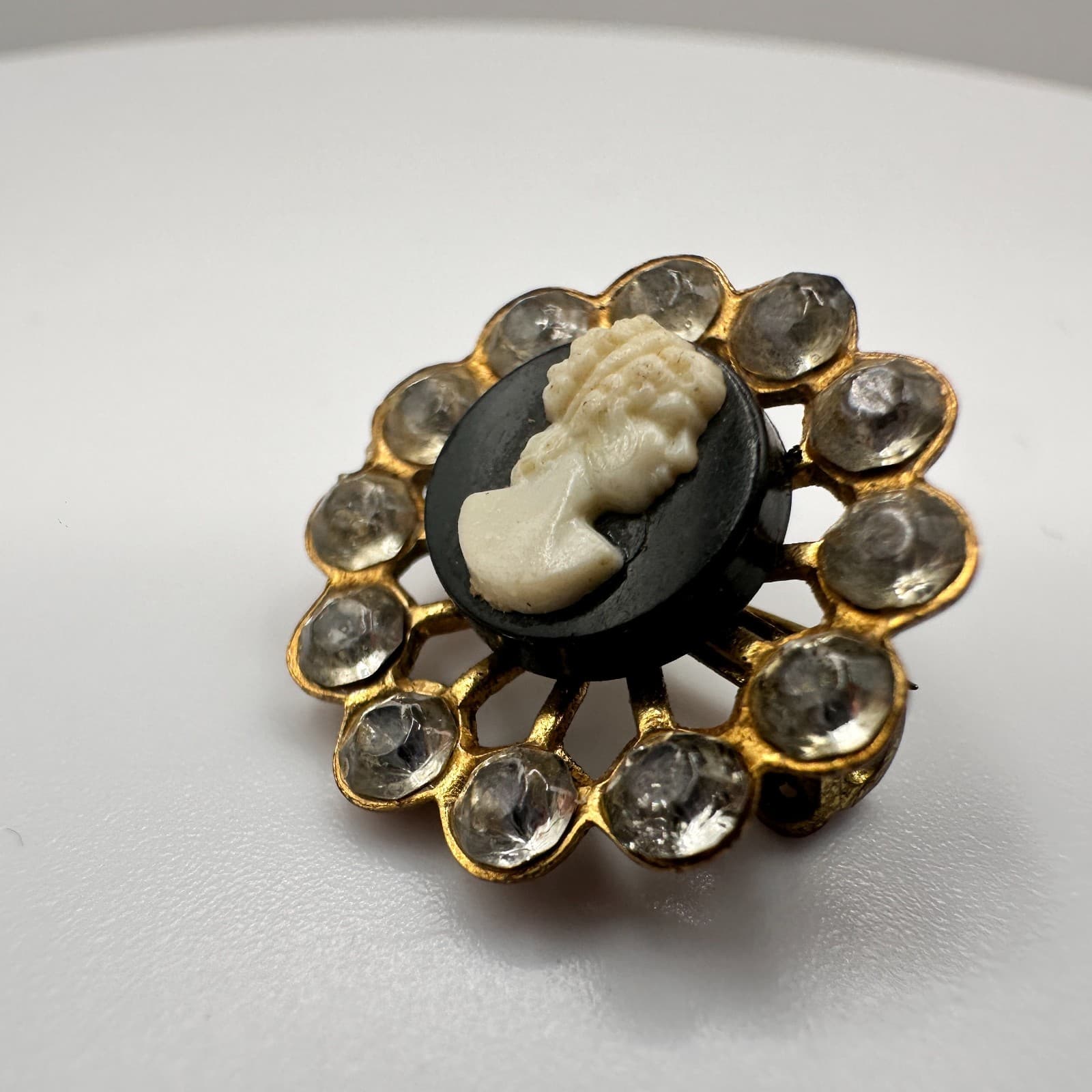 Vintage 90s Cameo Brooch Pin Clear Rhinestone Gold Tone Women's Classic Jewelry - Thumbnail 4