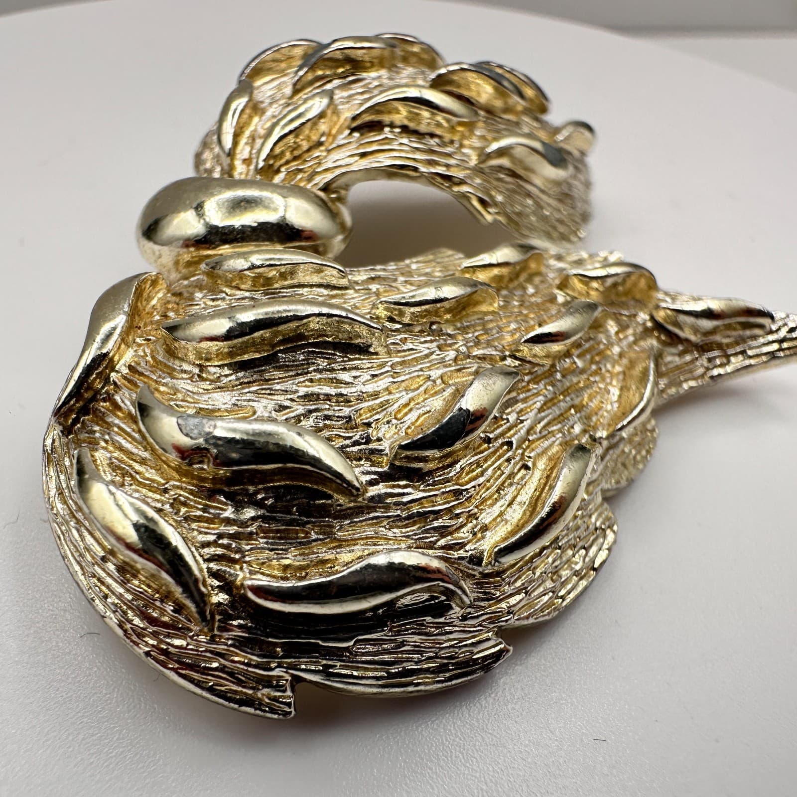 Vintage 80s Gold Tone Textured Feather Wing Brooch Pin Statement Fashion Jewelry - Thumbnail 4