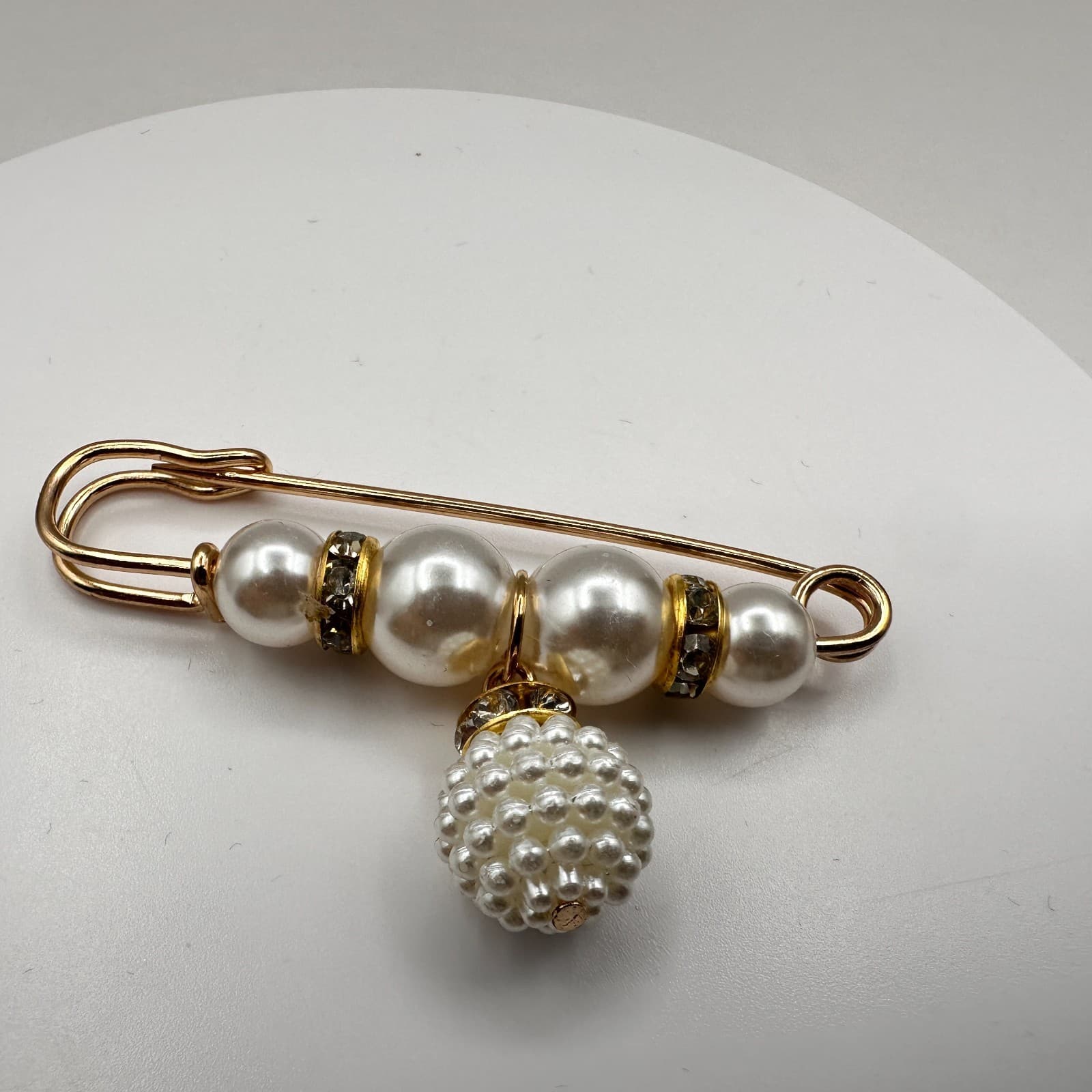 Vintage 90s Faux Pearl Safety Pin Gold Tone Rhinestone Charm Women's Jewelry - Thumbnail 2