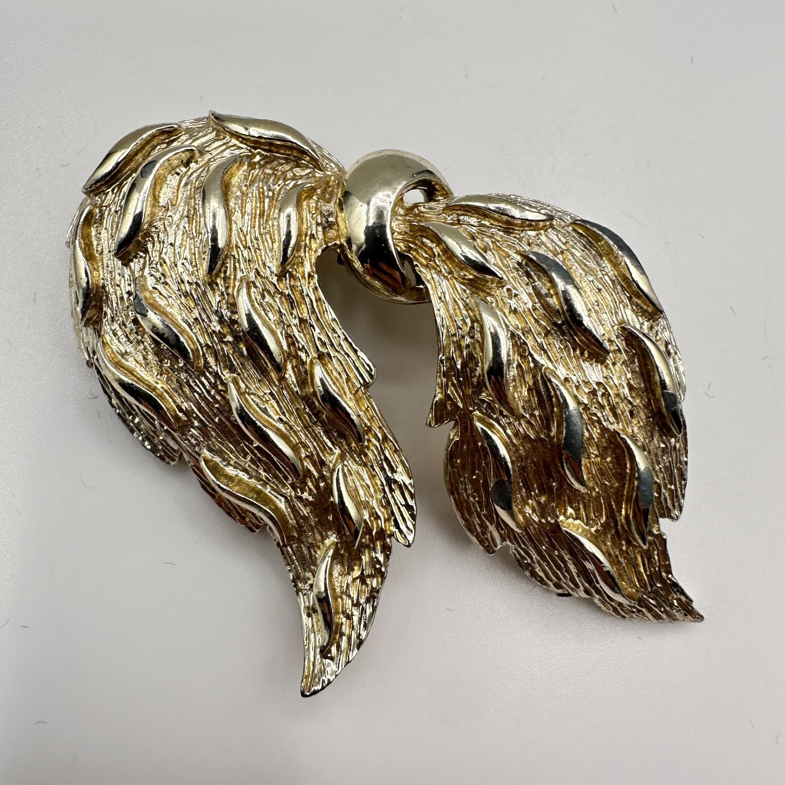 Vintage 80s Gold Tone Textured Feather Wing Brooch Pin Statement Fashion Jewelry - Thumbnail 2