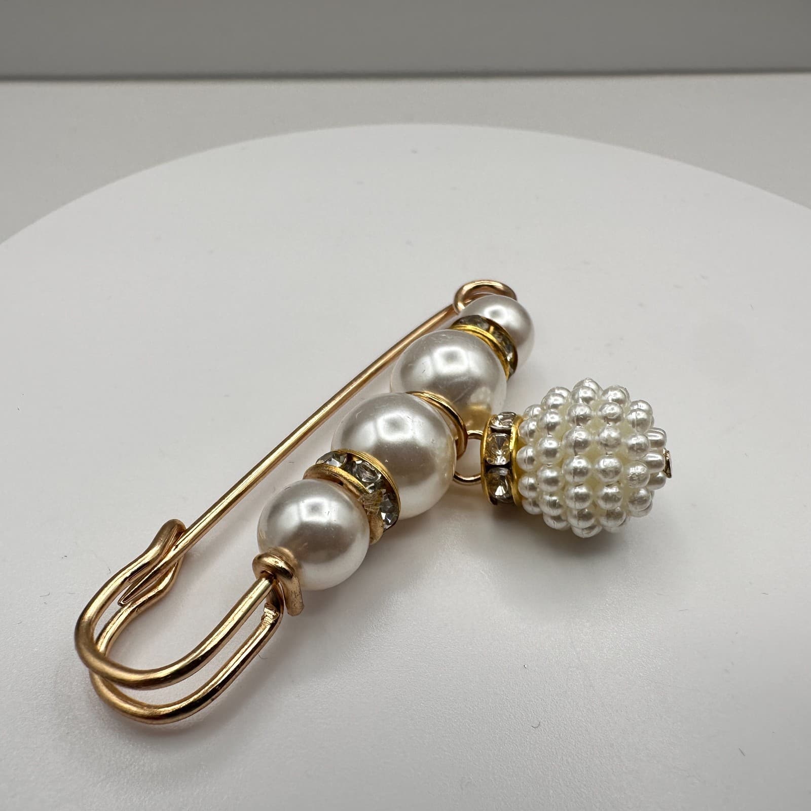 Vintage 90s Faux Pearl Safety Pin Gold Tone Rhinestone Charm Women's Jewelry - Thumbnail 5