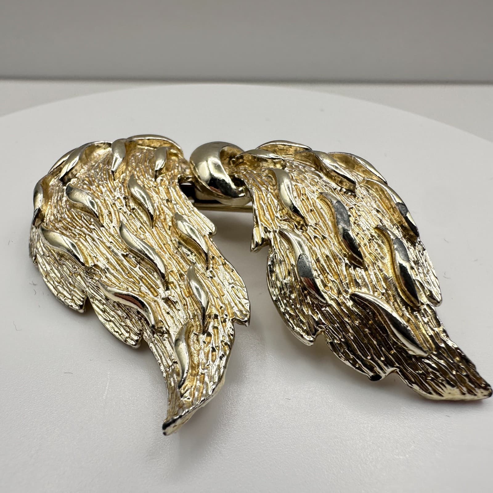 Vintage 80s Gold Tone Textured Feather Wing Brooch Pin Statement Fashion Jewelry - Thumbnail 3