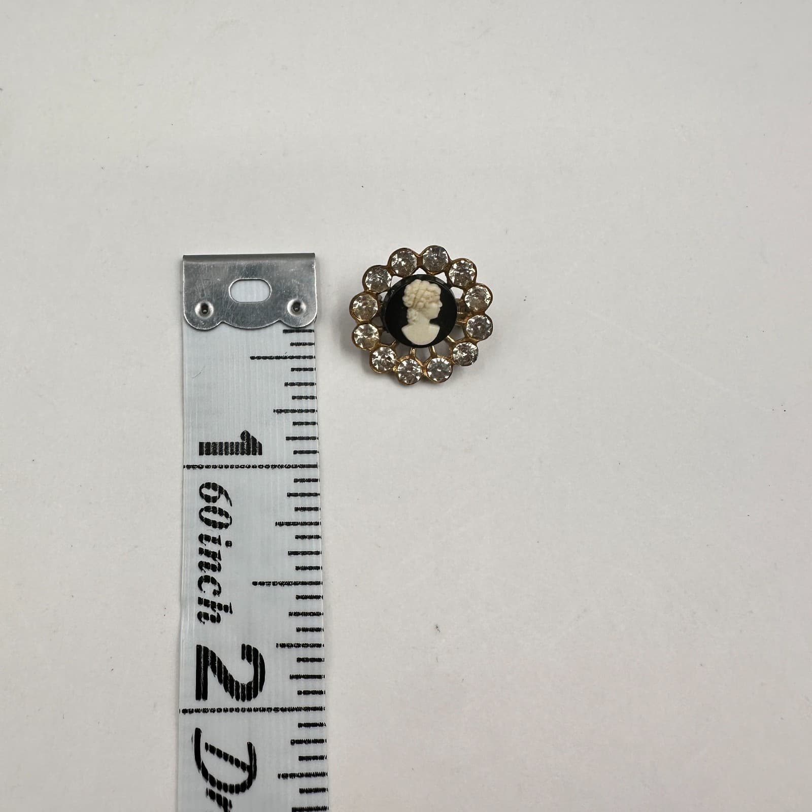 Vintage 90s Cameo Brooch Pin Clear Rhinestone Gold Tone Women's Classic Jewelry - Thumbnail 7