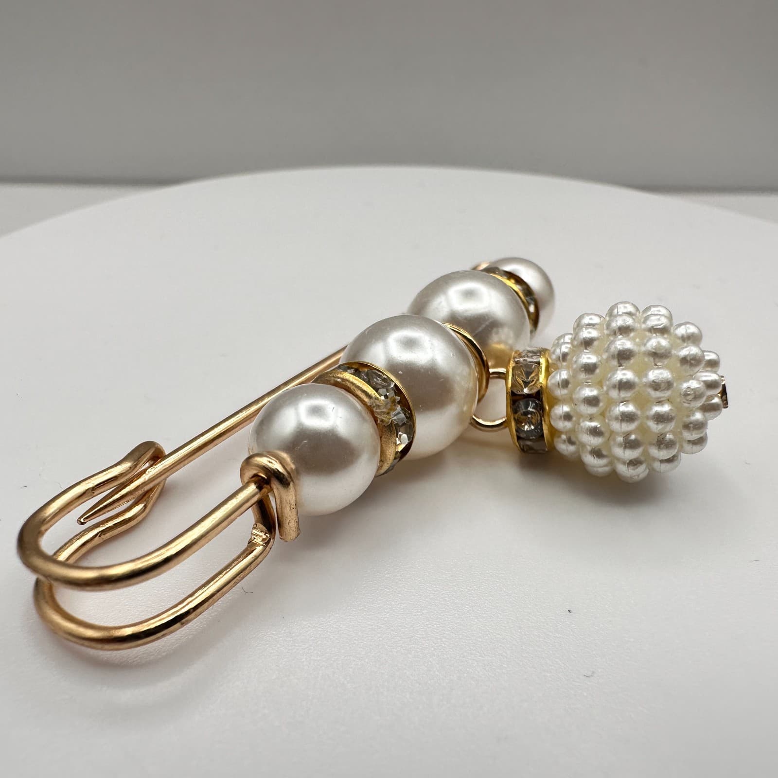 Vintage 90s Faux Pearl Safety Pin Gold Tone Rhinestone Charm Women's Jewelry - Thumbnail 4
