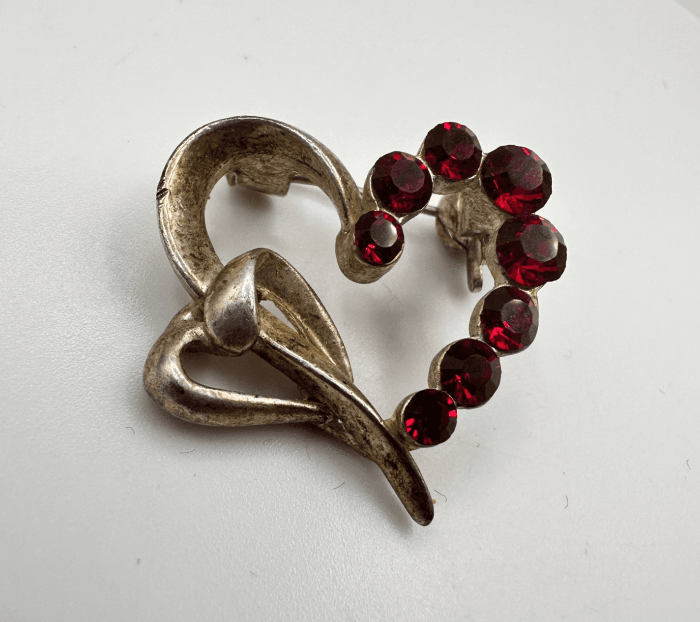 Vintage 90s Gold Tone Heart Brooch Pin Red Rhinestone Women's Fashion Jewelry - Image 1