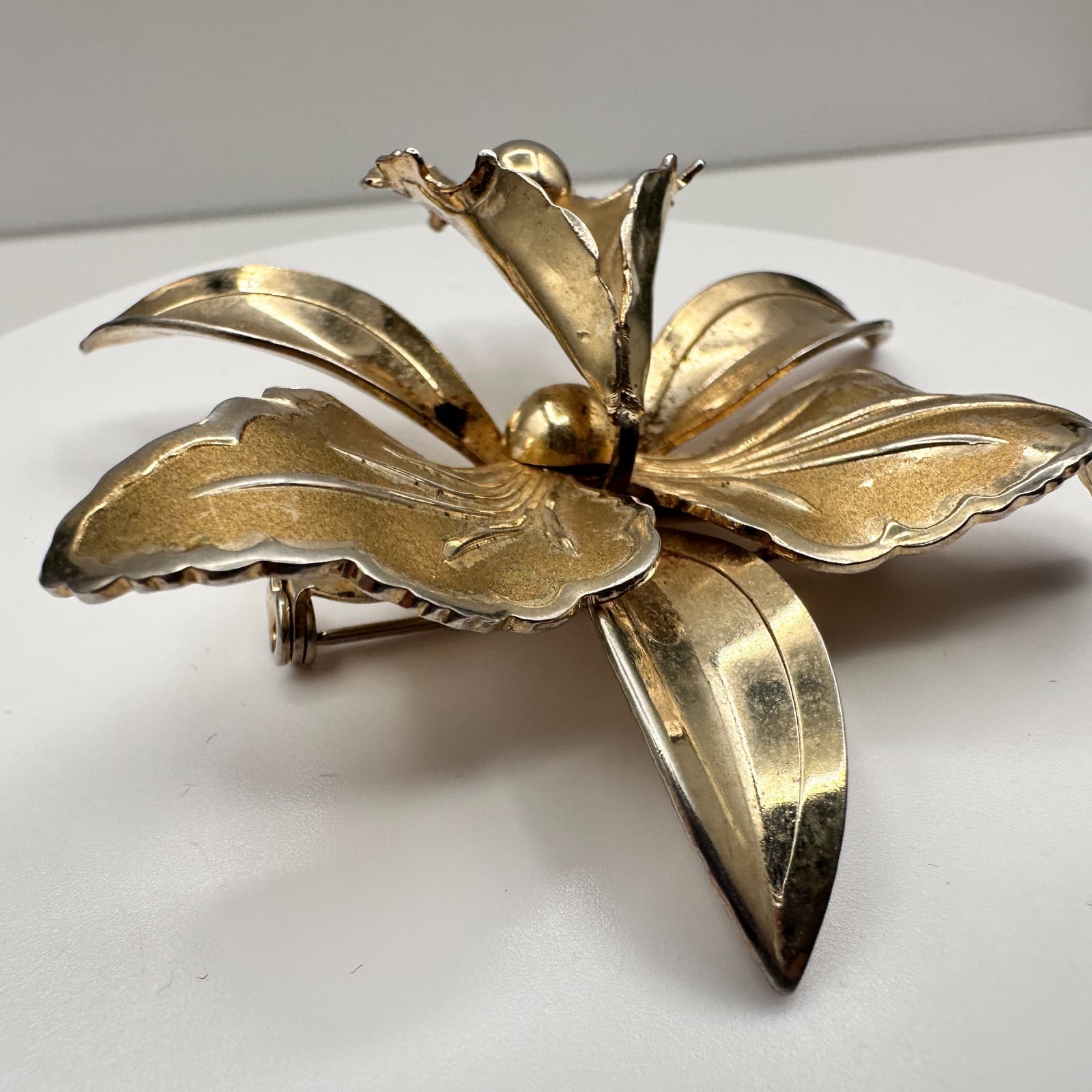 Vintage 90s Gold-Tone Flower Brooch Pin Statement Women's Classic Jewelry - Thumbnail 3