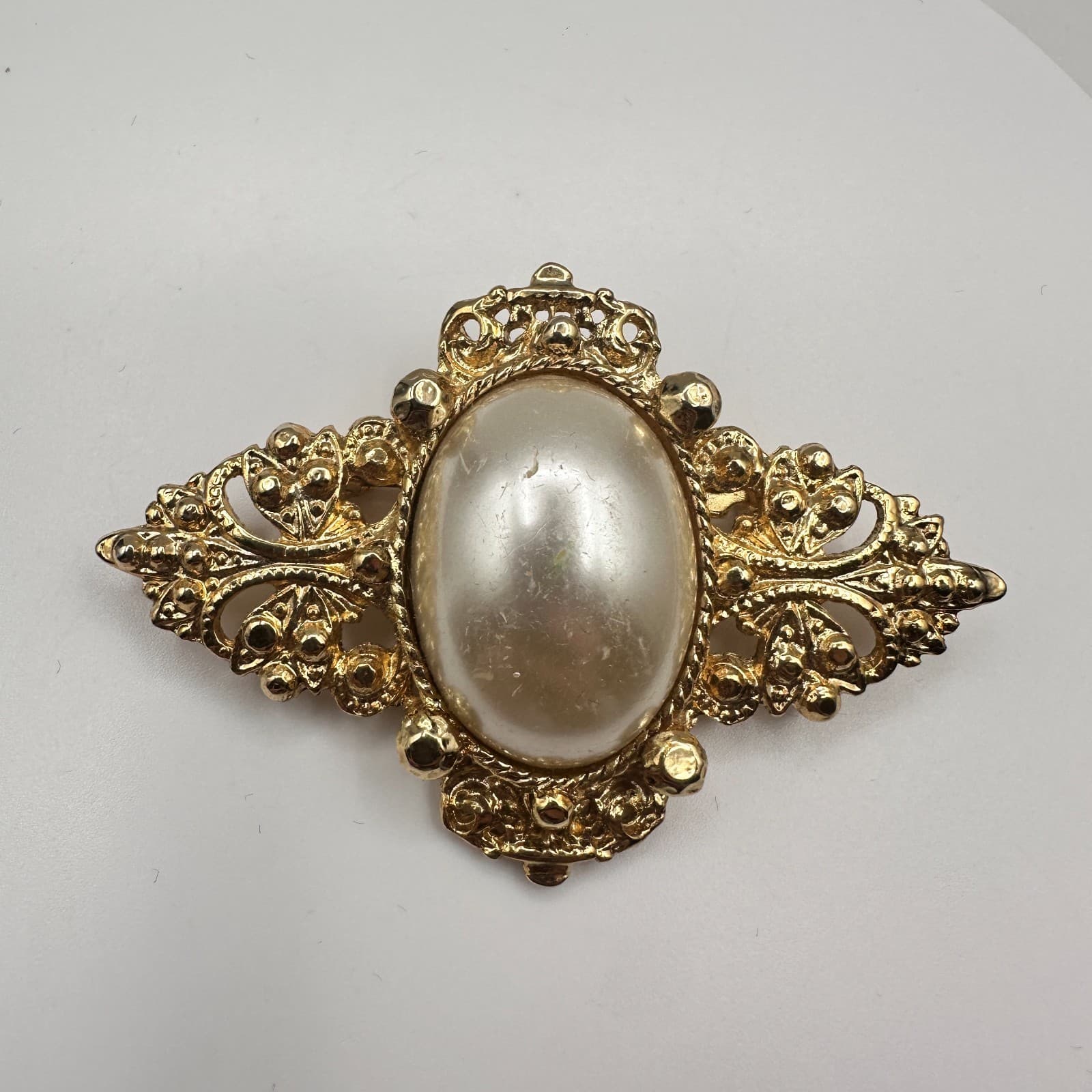 Vintage 90s Gold Tone Oval Faux Pearl Brooch Pin Ornate Filigree Women's Jewelry - Thumbnail 2