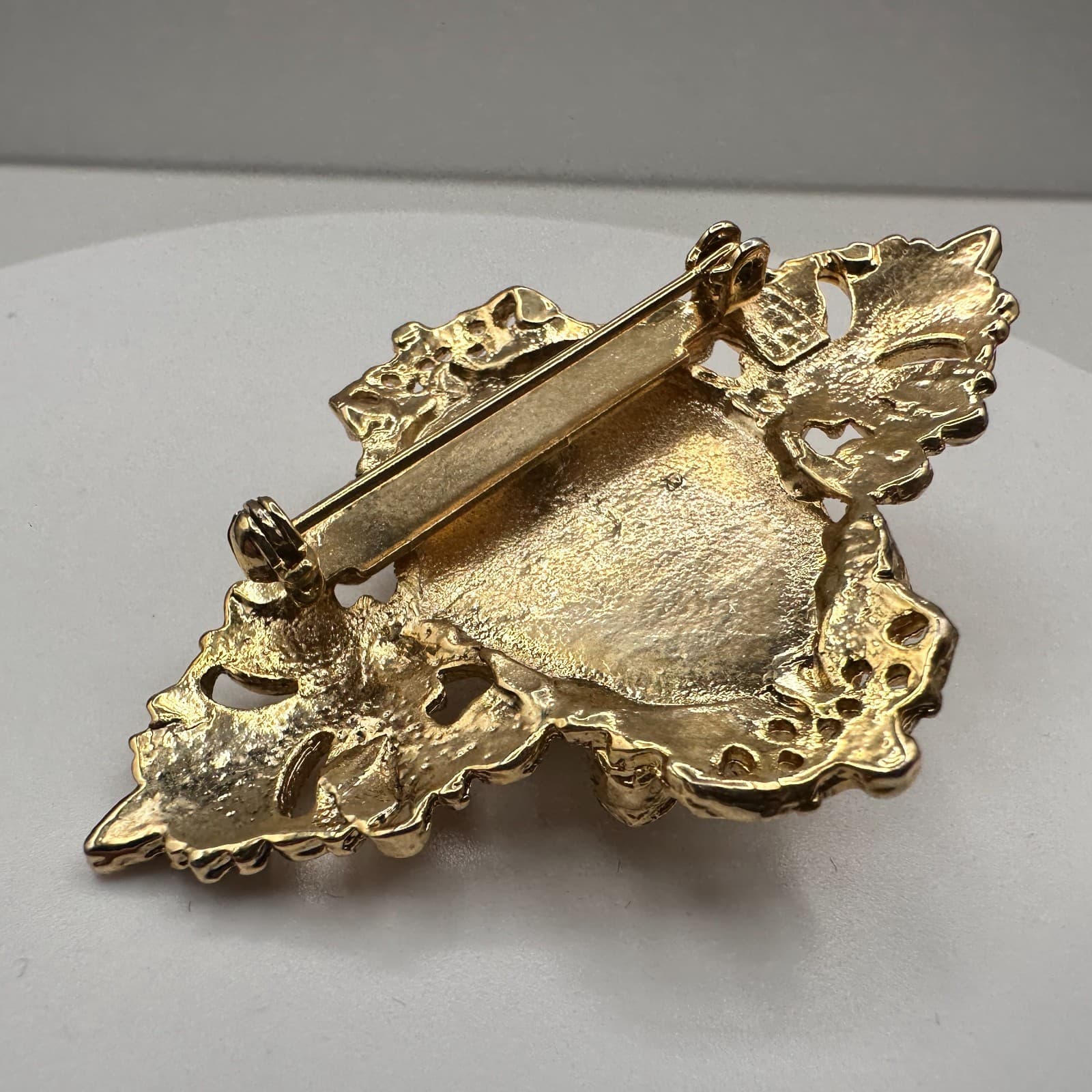 Vintage 90s Gold Tone Oval Faux Pearl Brooch Pin Ornate Filigree Women's Jewelry - Thumbnail 3