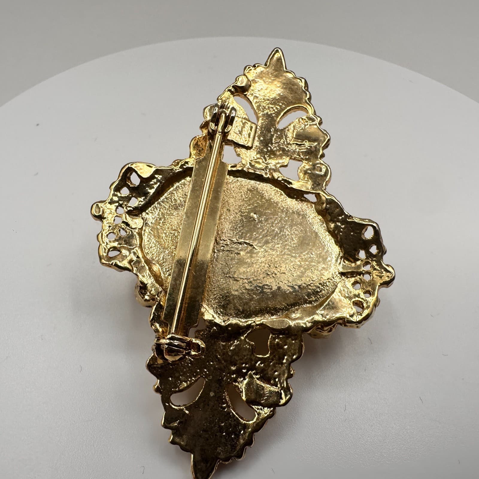 Vintage 90s Gold Tone Oval Faux Pearl Brooch Pin Ornate Filigree Women's Jewelry - Thumbnail 4