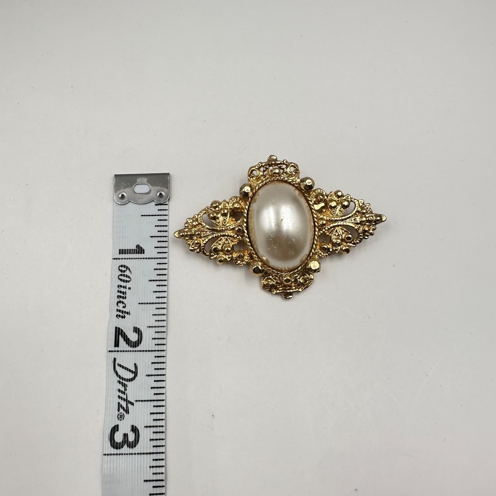 Vintage 90s Gold Tone Oval Faux Pearl Brooch Pin Ornate Filigree Women's Jewelry - Thumbnail 5