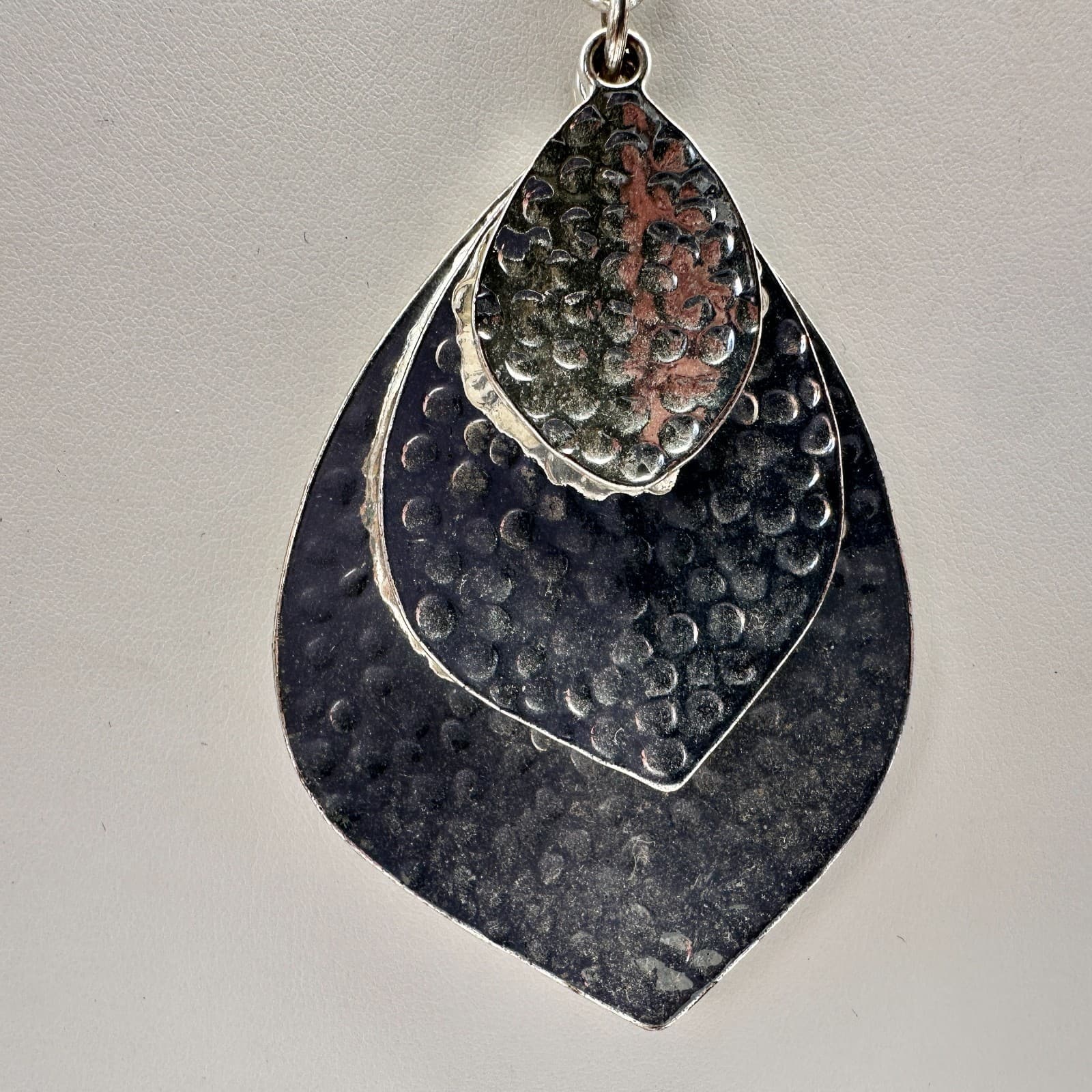 Vintage 90s Triple Tier Hammered Teardrop Pendant Necklace Silver Tone Jewelry - Thumbnail 3