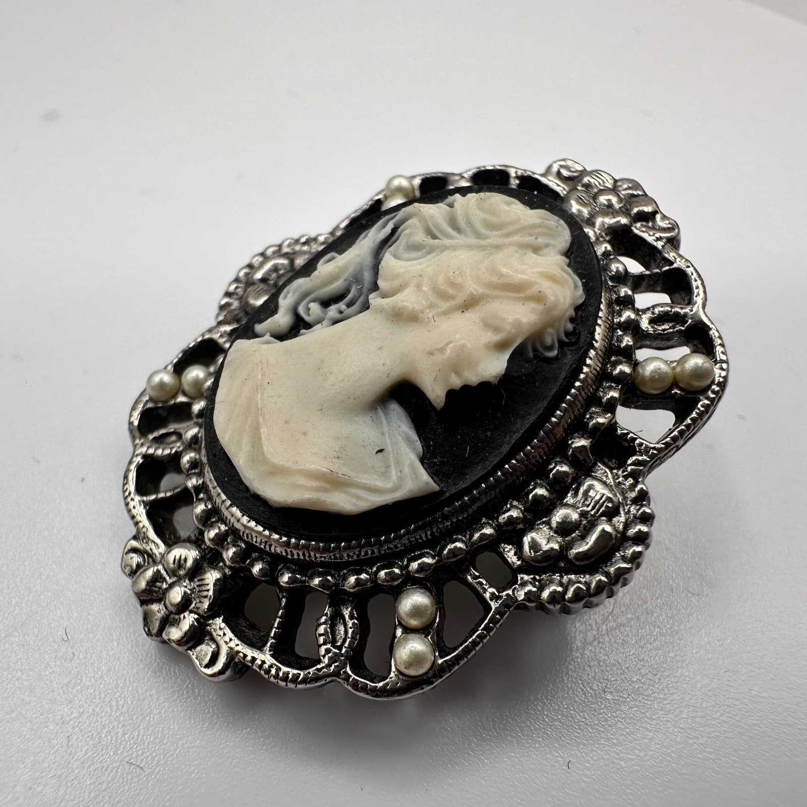 Vintage 80s Victorian Cameo Brooch Pin Silver Tone Faux Pearl Beaded Jewelry - Thumbnail 5