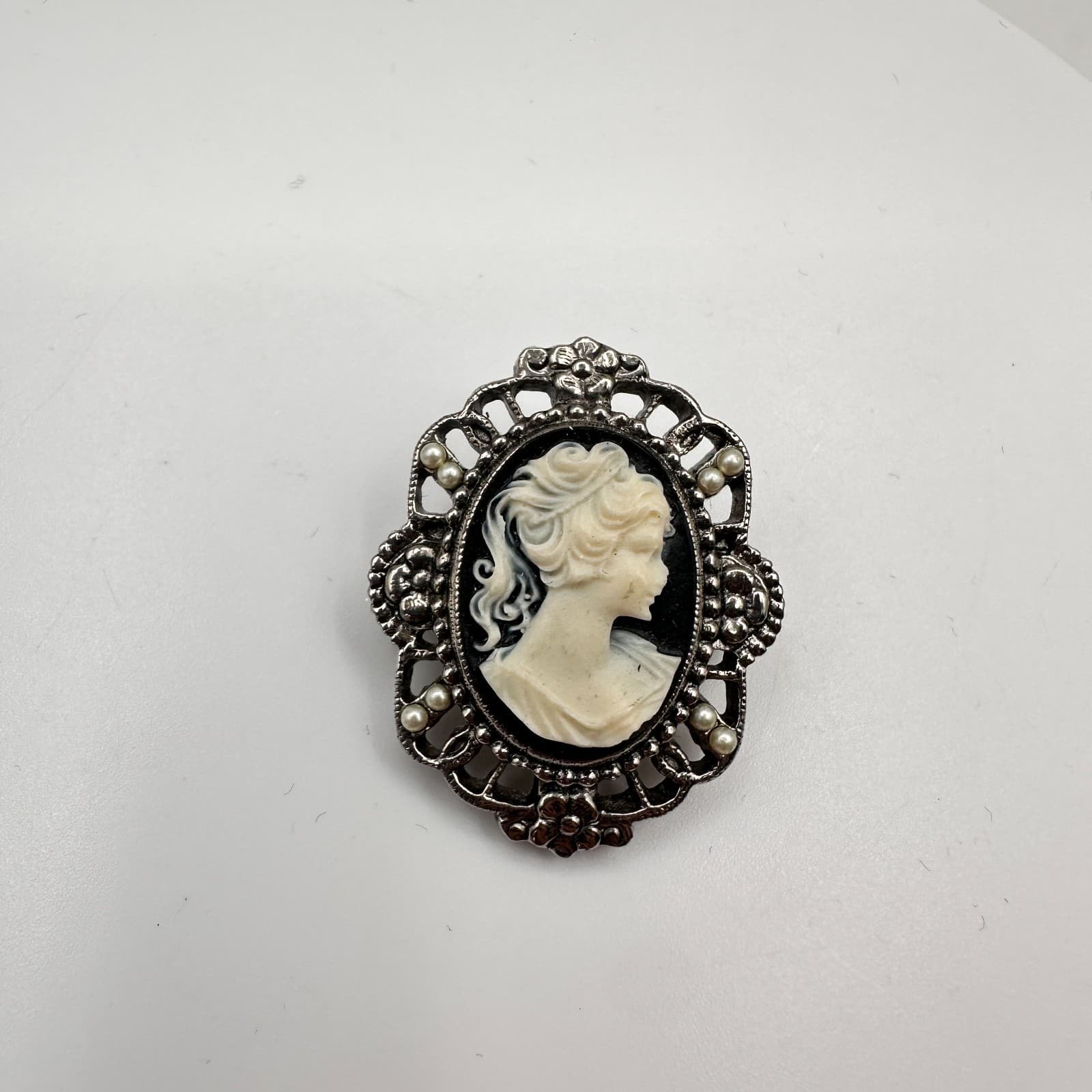 Vintage 80s Victorian Cameo Brooch Pin Silver Tone Faux Pearl Beaded Jewelry - Thumbnail 2